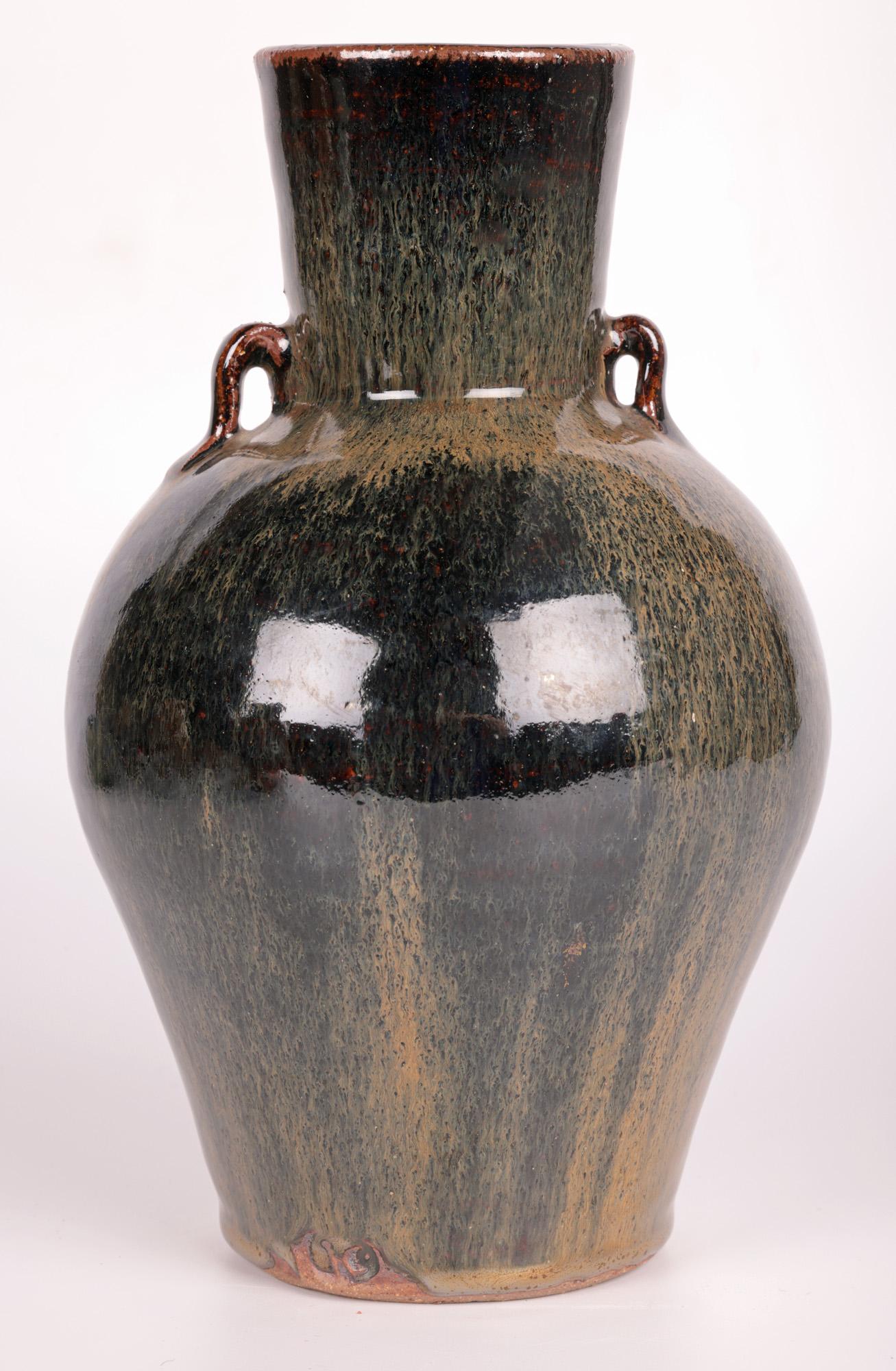 Trevor Corser Leach Pottery Studio Pottery Vase mit zwei Griffen aus Hasenfell, glasiert  im Angebot 7