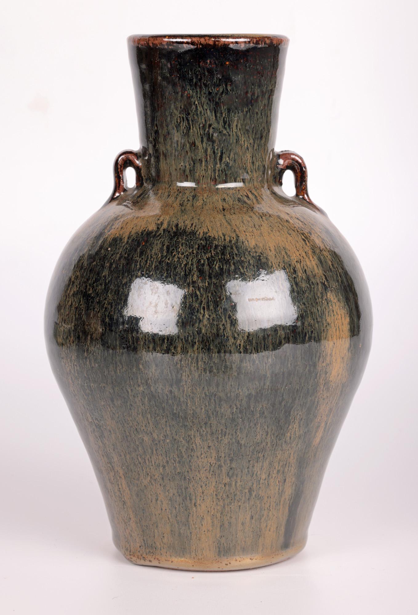 Trevor Corser Leach Pottery Studio Pottery Vase mit zwei Griffen aus Hasenfell, glasiert  (Glasiert) im Angebot