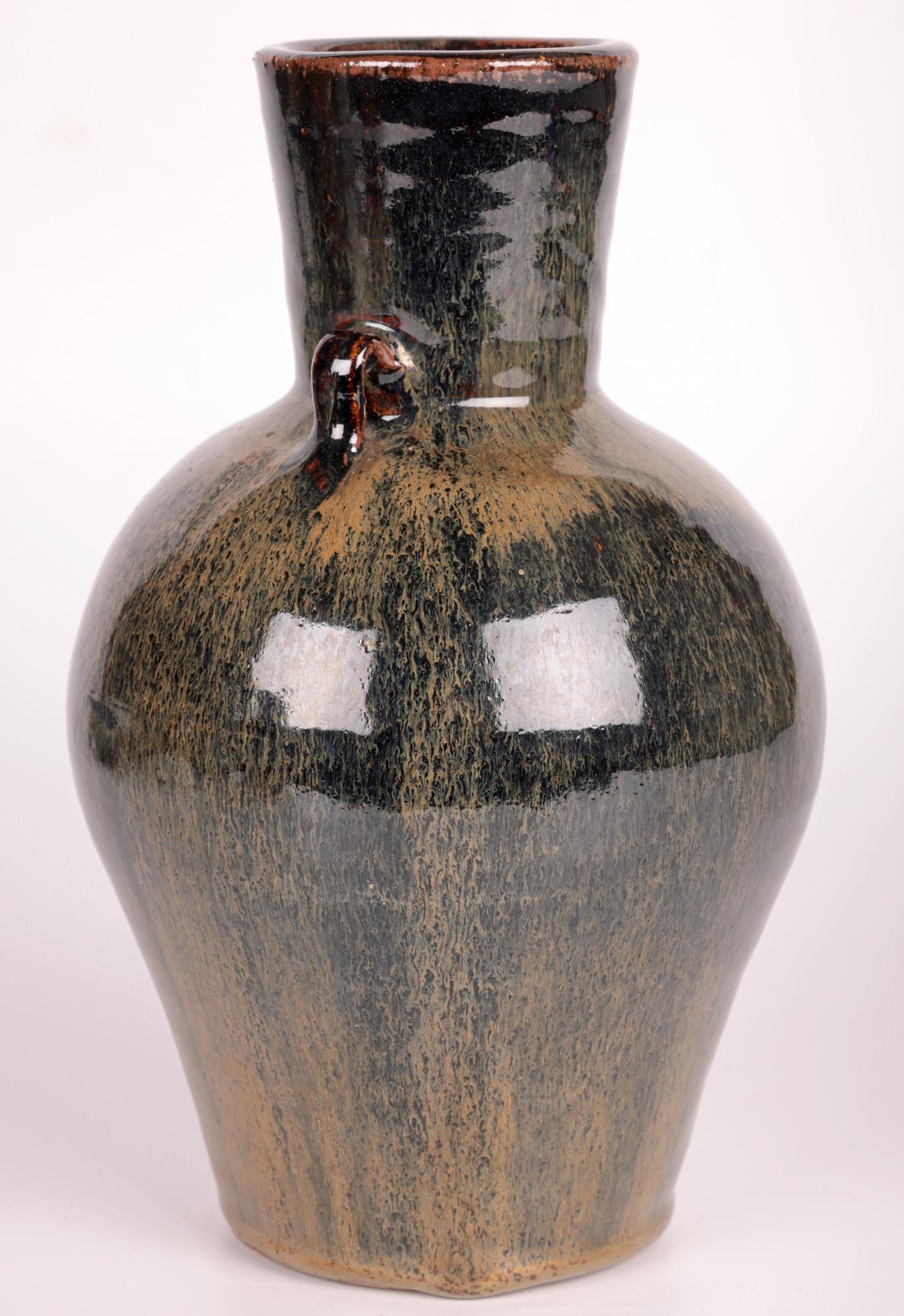 Trevor Corser Leach Pottery Studio Pottery Vase mit zwei Griffen aus Hasenfell, glasiert  (Ende des 20. Jahrhunderts) im Angebot