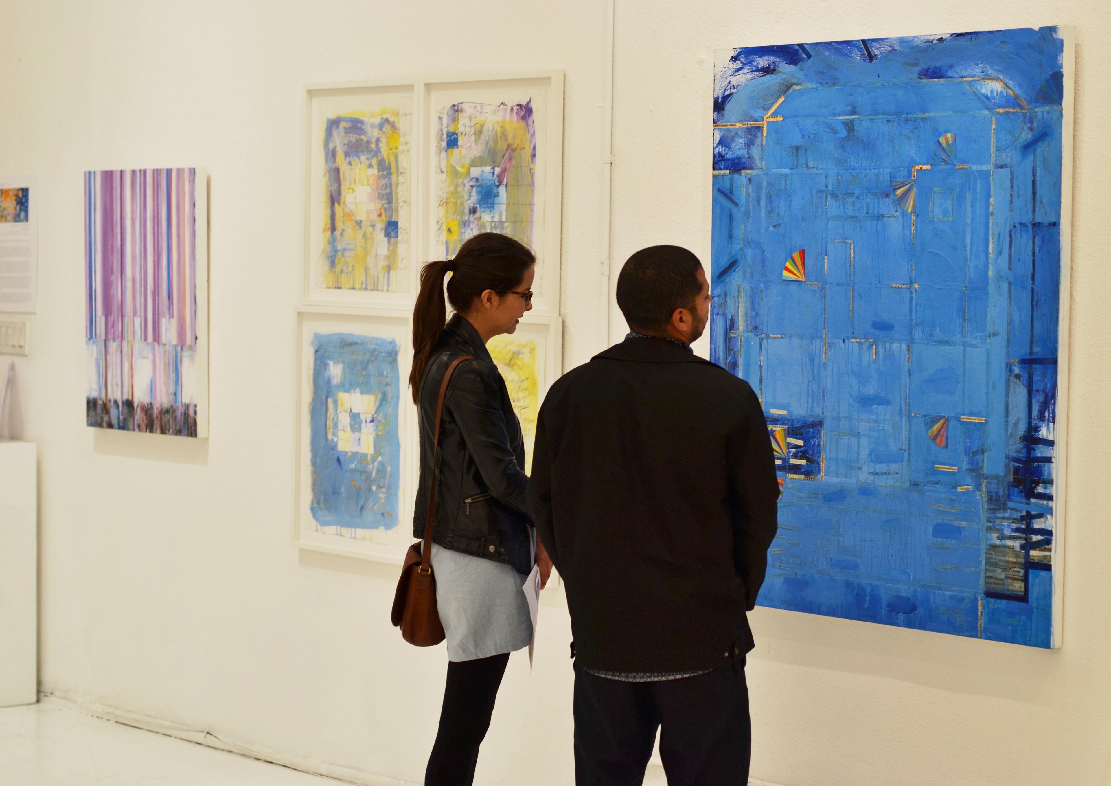 Trevor Norris est né dans une famille nombreuse vivant dans une petite maison anglaise aux couleurs vives. La vie à l'intérieur était turbulente et colorée.
L'art de Norris est une réflexion personnelle qui utilise ses histoires écrites comme