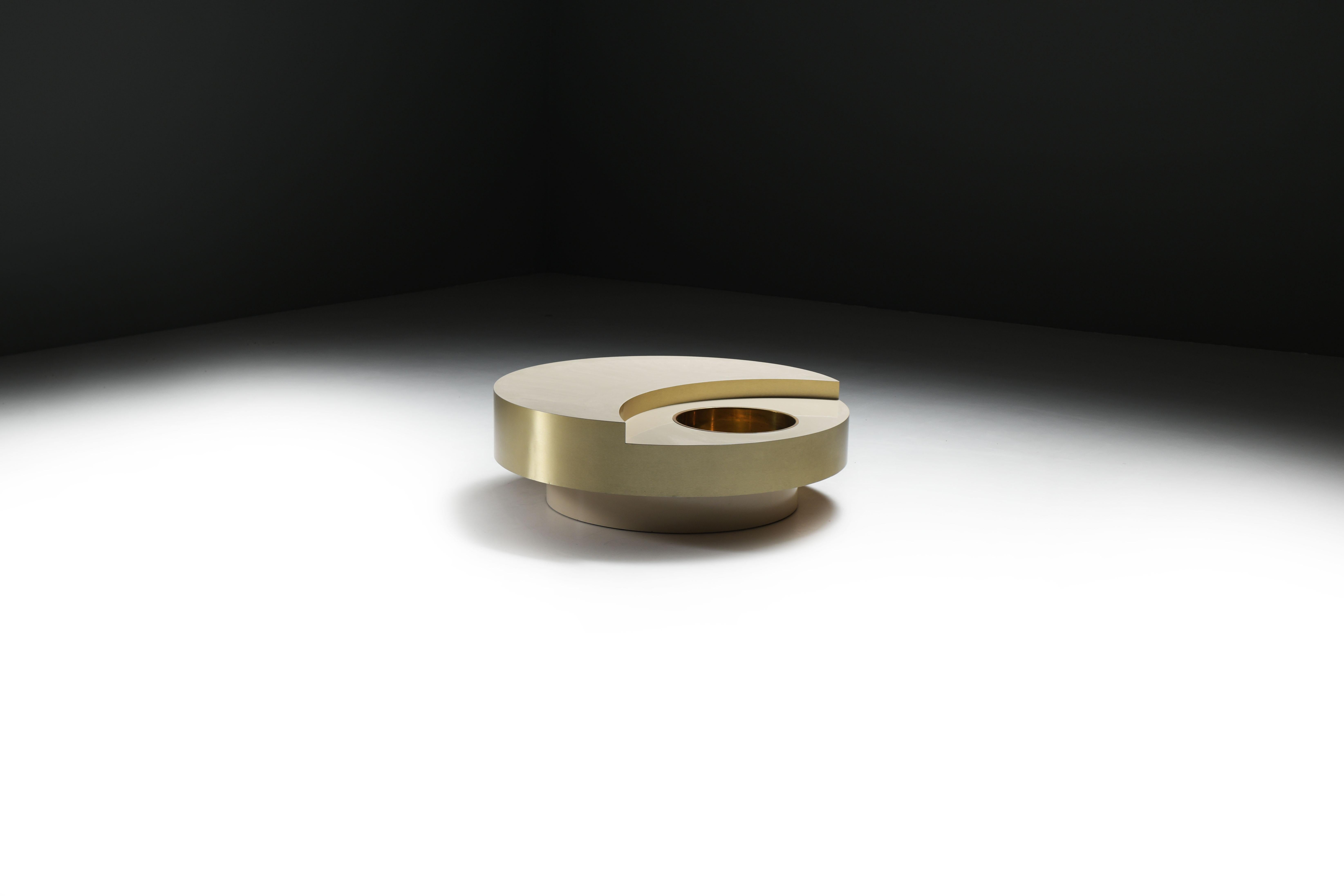 Willy Rizzo Style “TRG” Revolving Coffee Table in Brass and Beige Lacquer, Italy 1970s
Circular Brass-Rimmed Rotating Table with Integrated Ice Bucket

A striking sculptural coffee table attributed to Italian designer Willy Rizzo, based on his