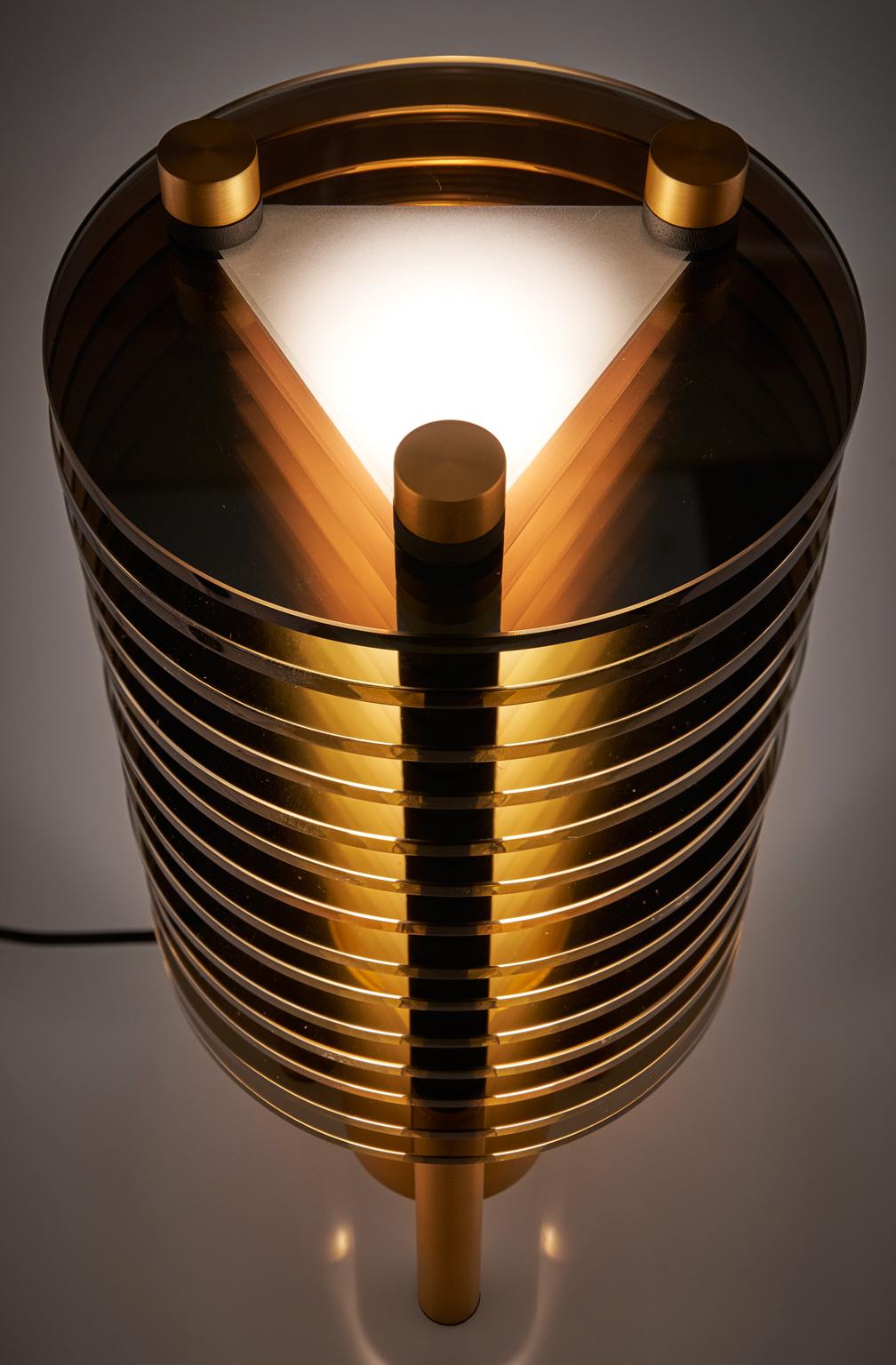 Gold Glass & Aluminum Tabletop Lamp (Handgefertigt) im Angebot