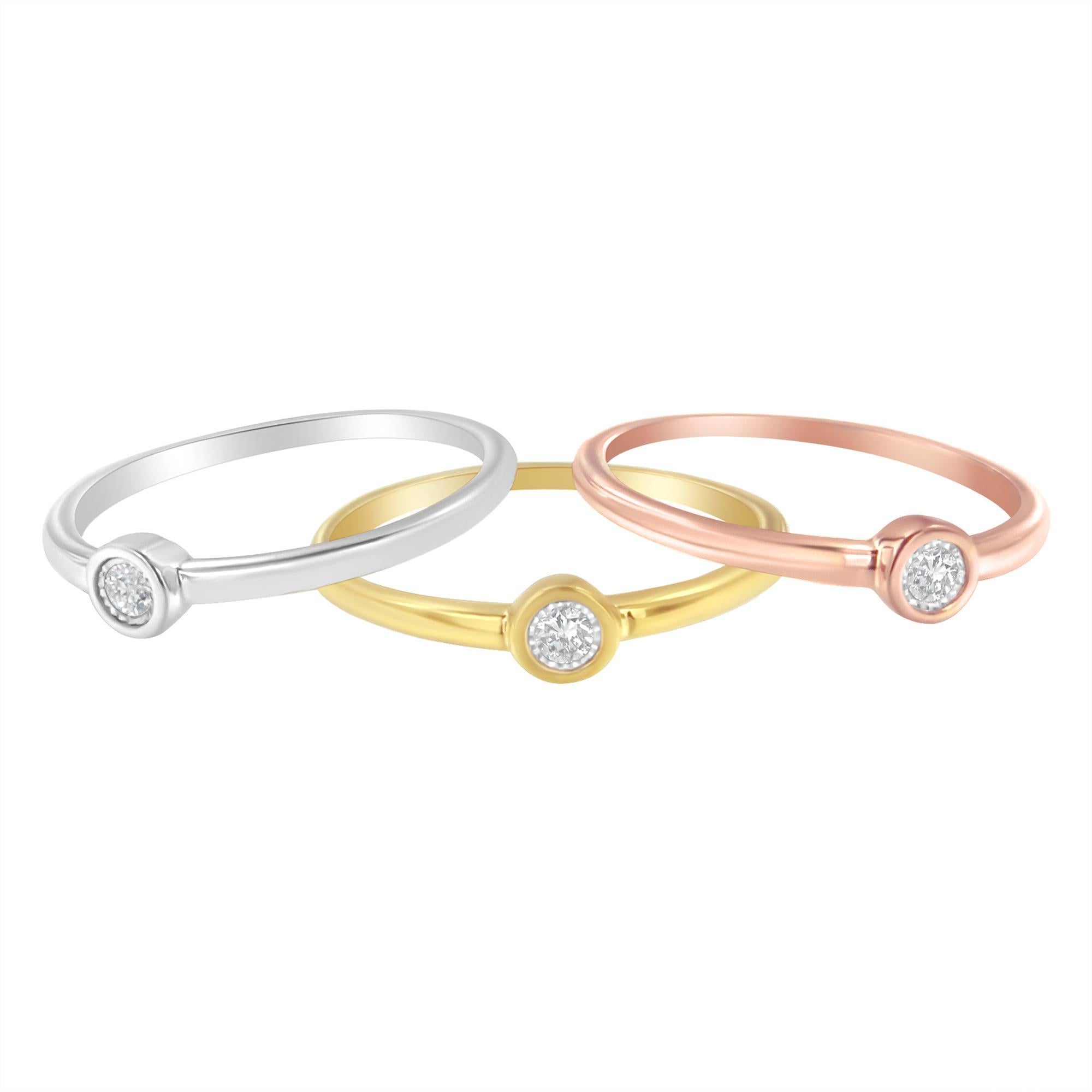 Ein Versprechensring aus gelbem, weißem und rosafarbenem Sterlingsilber, der mit 14 Karat Gold plattiert ist und einen runden Diamanten in Wunderglasfassung aufweist. Dieser zarte Ring hat ein Diamantgewicht von insgesamt 0,15