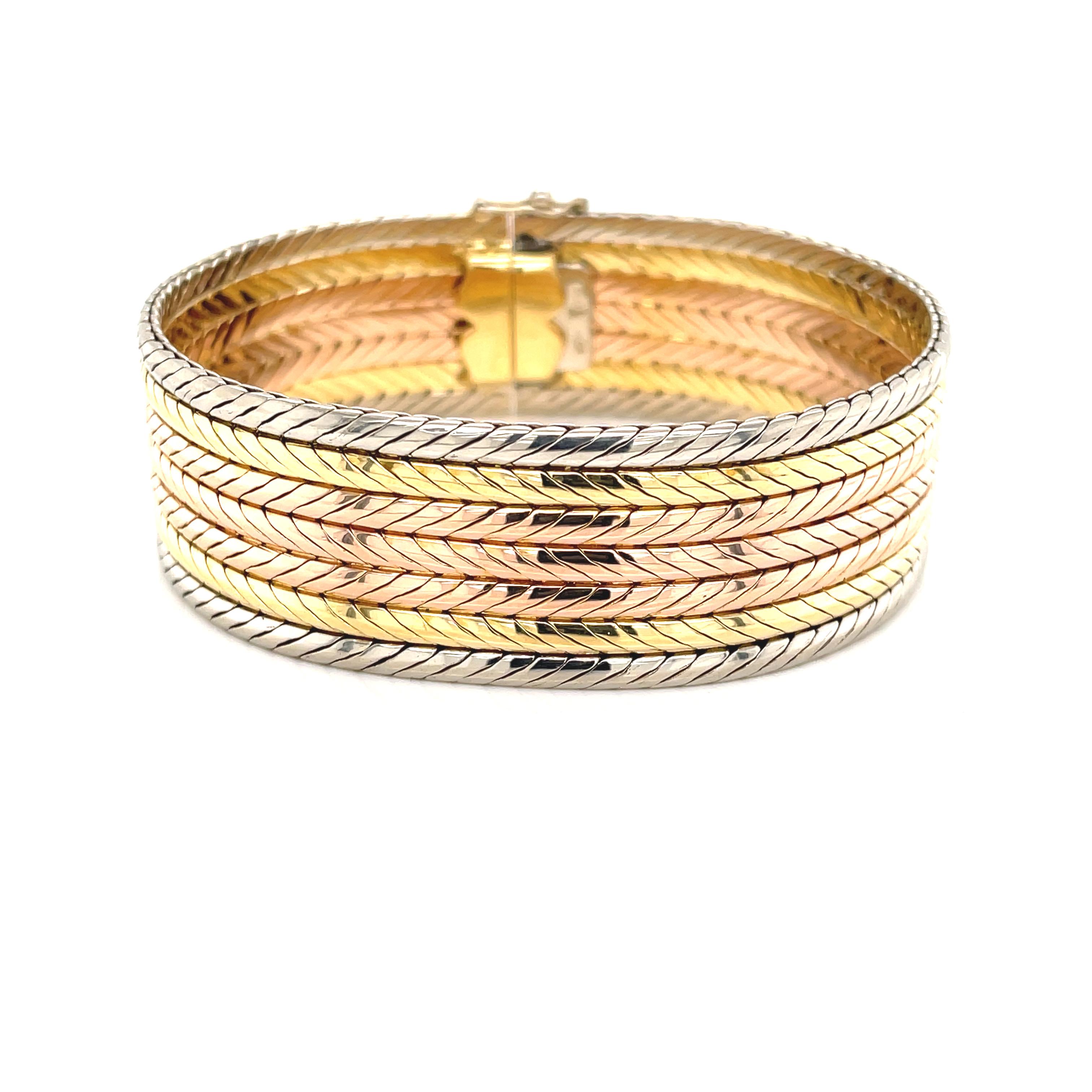 Bracelet fantaisie à chaîne serpentine en or 18 carats tricolore en vente 1