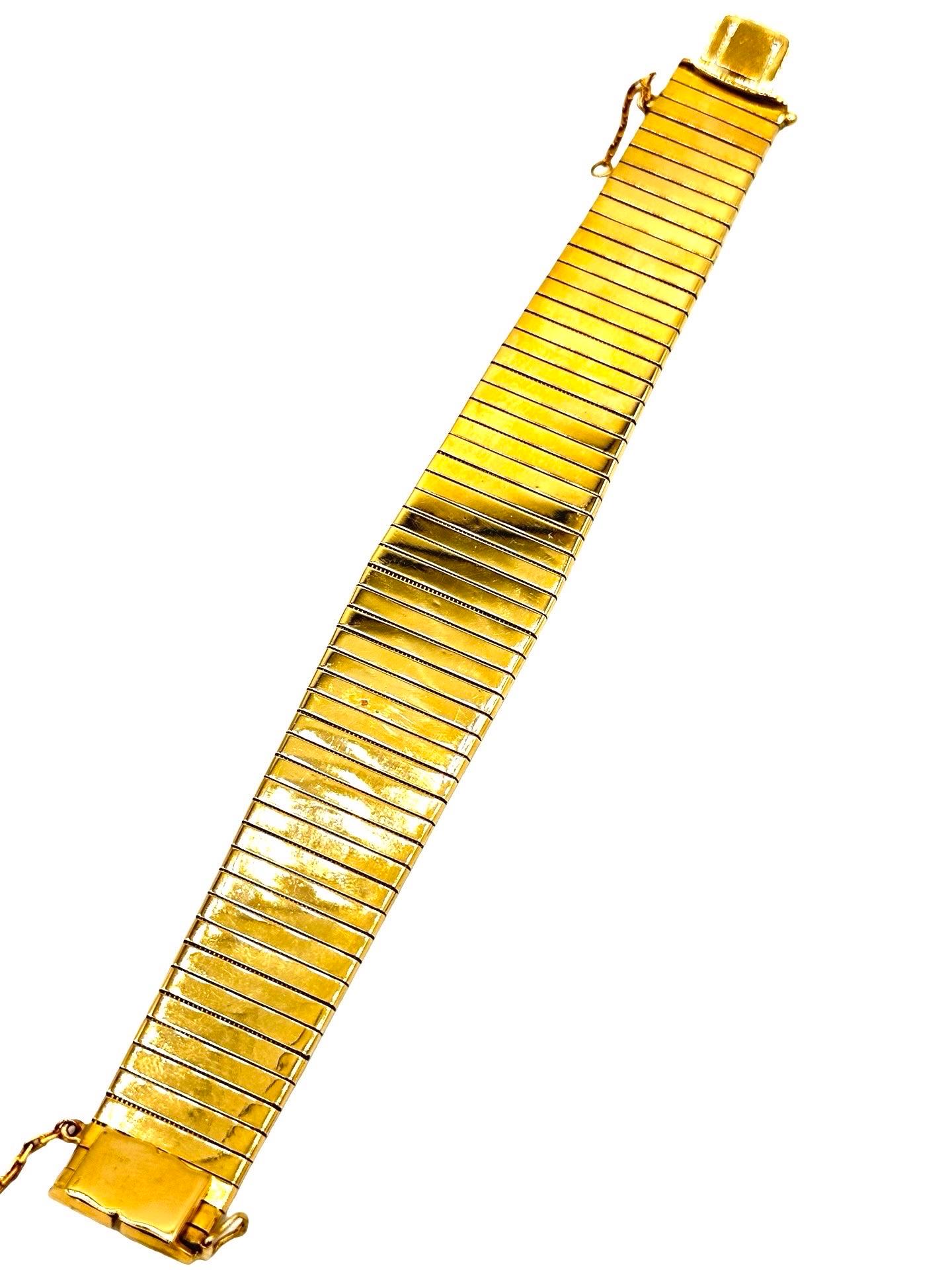 Il s'agit d'un bracelet en or jaune, rose et blanc 18 carats d'une grande douceur.  Le bracelet est composé de panneaux de 3,00 mm reliés entre eux et doté d'un fermoir à boîtier caché.  Le bracelet mesure 7,50 pouces de long et 1,00 pouce de large