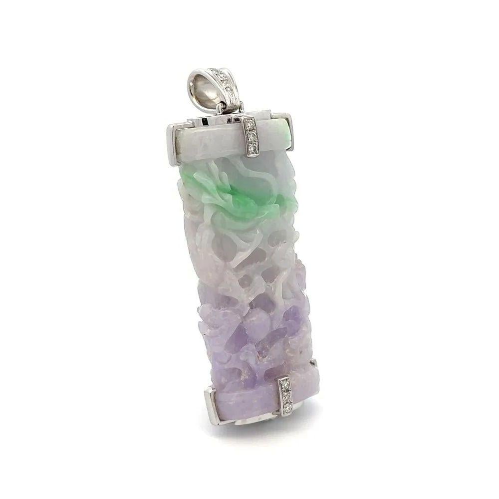 Semplicemente bello! Caratterizzato da una splendida giada Cui Fei A GIA intagliata a mano, impreziosita da 0,24 carati di diamanti e 0,02 carati di rubino. Realizzato a mano in oro bianco 18 carati. Giada (grado A). Certificato GIA n. 5234321019.