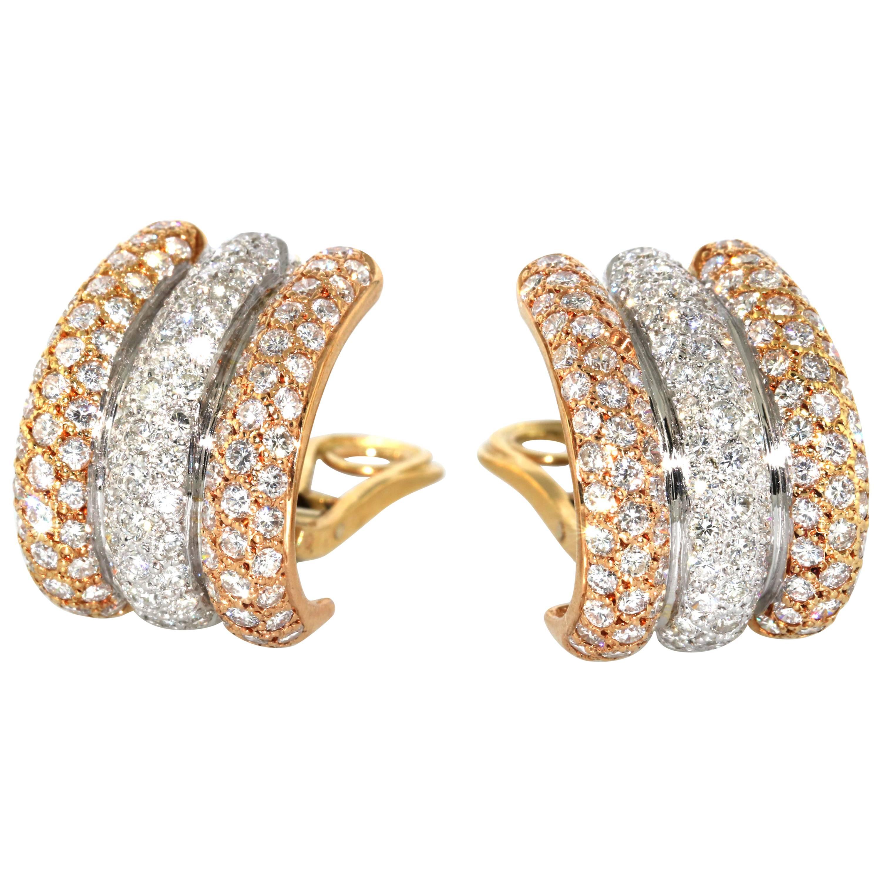 Dreifarbige Diamant Huggie Hoop-Ohrclips mit Diamanten im Angebot