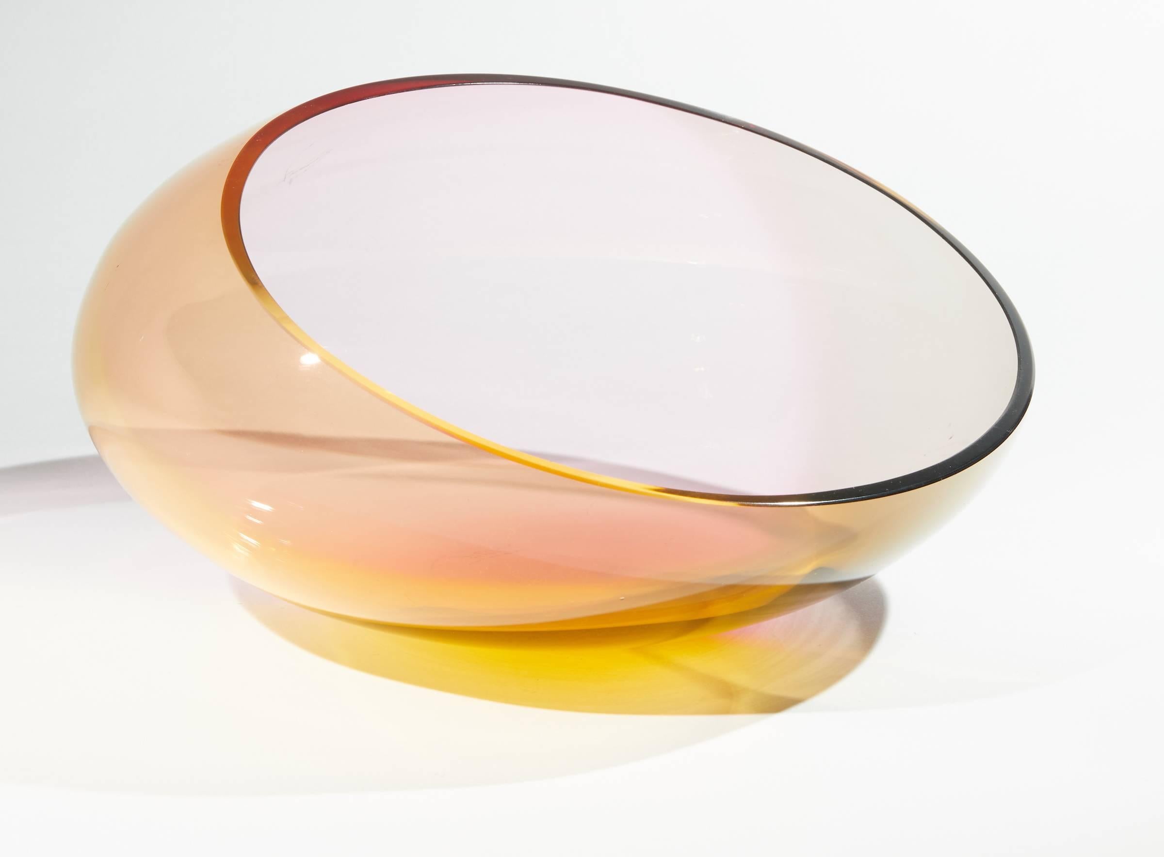 Dreifarbige, schräg geschliffene Glasschale von Kjell Engman für Kosta Boda.