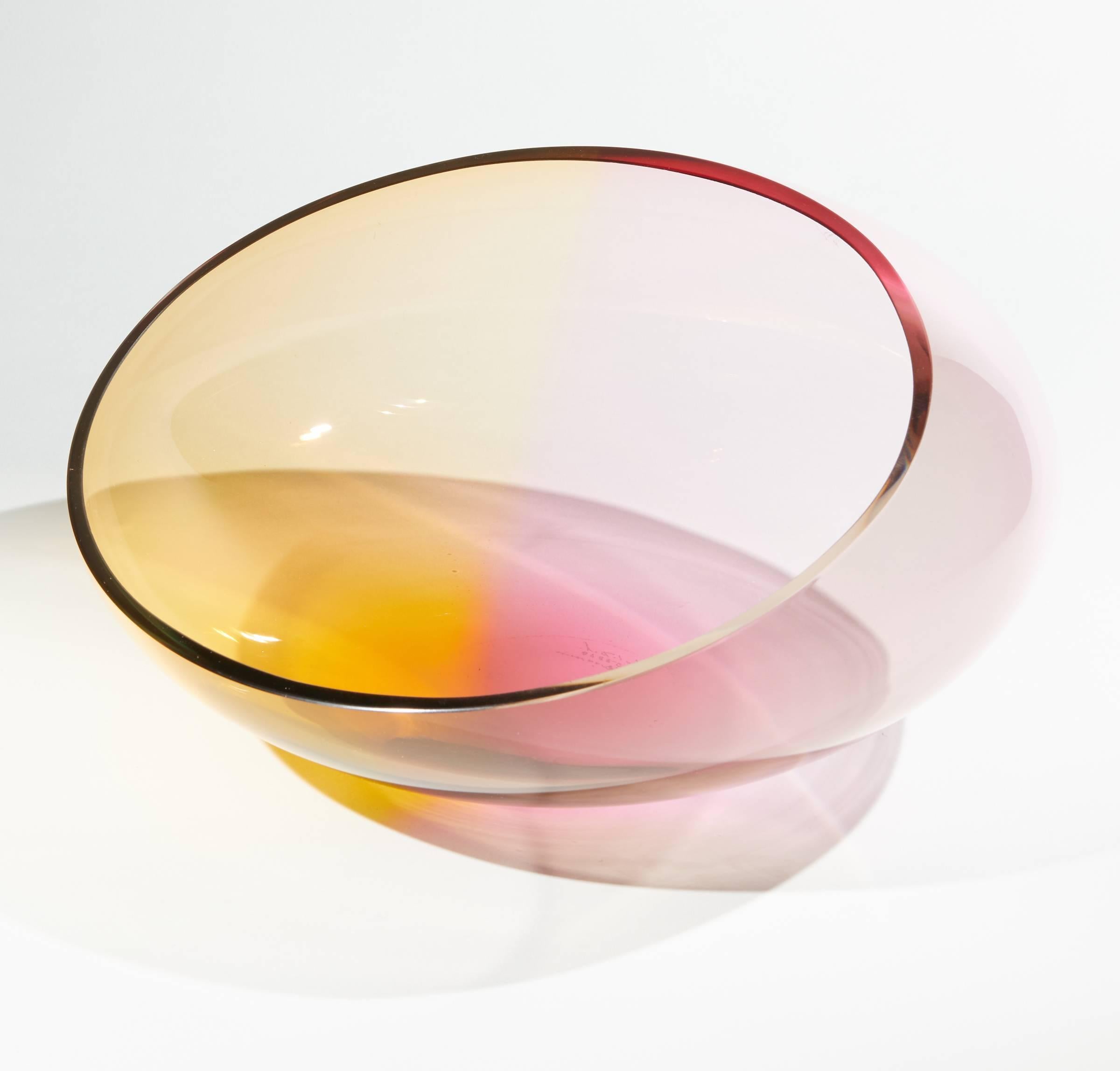 Dreifarbige Glasschale „Fidji“ von Kjell Engman für Kosta Boda (Schwedisch) im Angebot