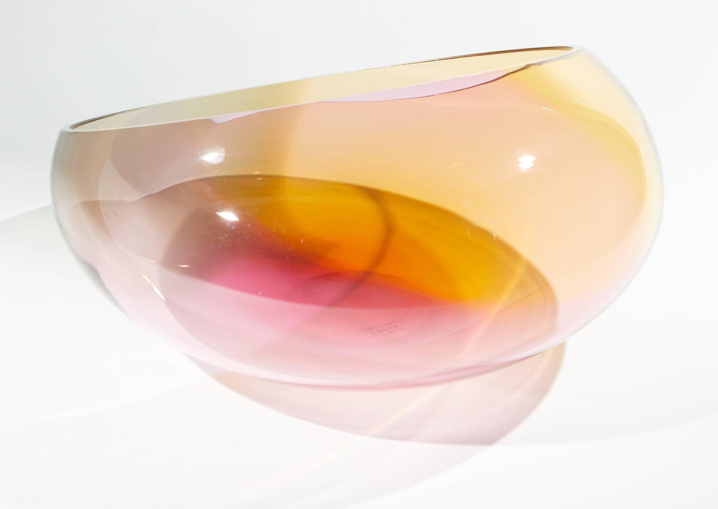 Dreifarbige Glasschale „Fidji“ von Kjell Engman für Kosta Boda (Ende des 20. Jahrhunderts) im Angebot
