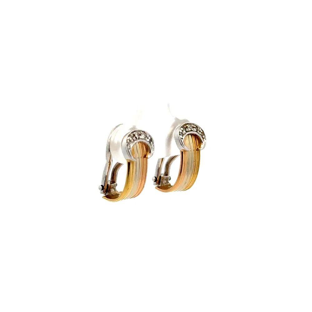 Einfach schön! Dreifarbige Ohrringe aus massivem 18-karätigem Gold und Diamanten. Wunderschön handgefertigt in 3-Ton Solid 18K Gold. Akzentuiert mit Diamanten, ca. 0,07 tcw. Maße: ca. 0,60