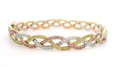 Bracciale aperto intrecciato con diamanti giallo-rosa di 1,80ct GIA in oro tricolore