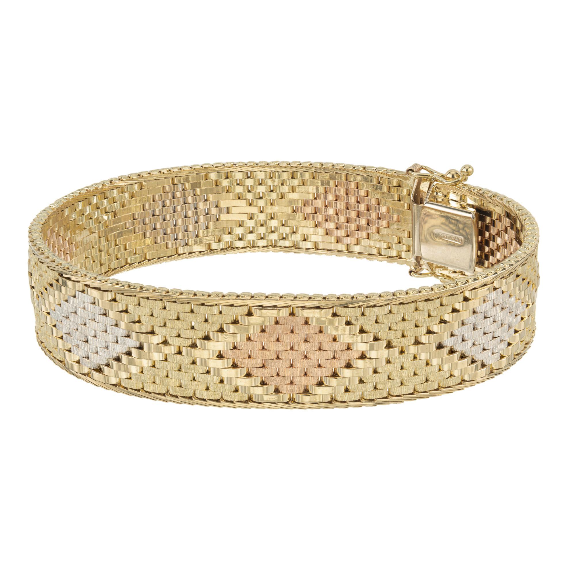 Eleva la tua collezione di accessori con il nostro squisito bracciale piatto tricolore in oro italiano. Questo capolavoro di sette pollici armonizza l'oro bianco, giallo e rosa a 14 carati. Intrecciato in oro giallo con forme geometriche alternate