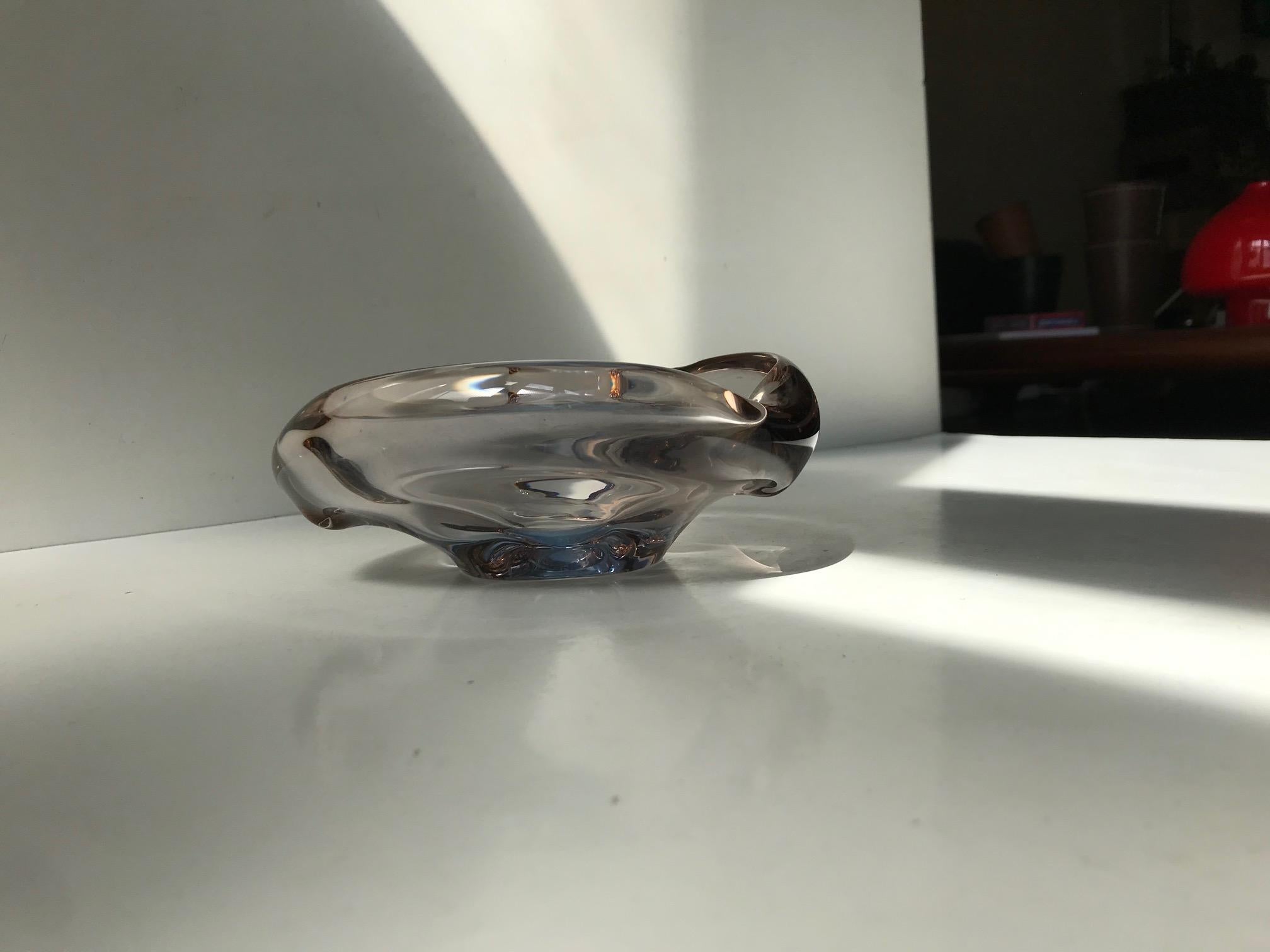 Schweres, teilweise zusammengefallenes und dickes dekoratives Schälchen oder Aschenbecher aus 3-farbigem Glas: lachsfarben, hellblau und klar. Entworfen von Flavio Poli und hergestellt bei Seguso in Murano Italien in den 1960er Jahren.