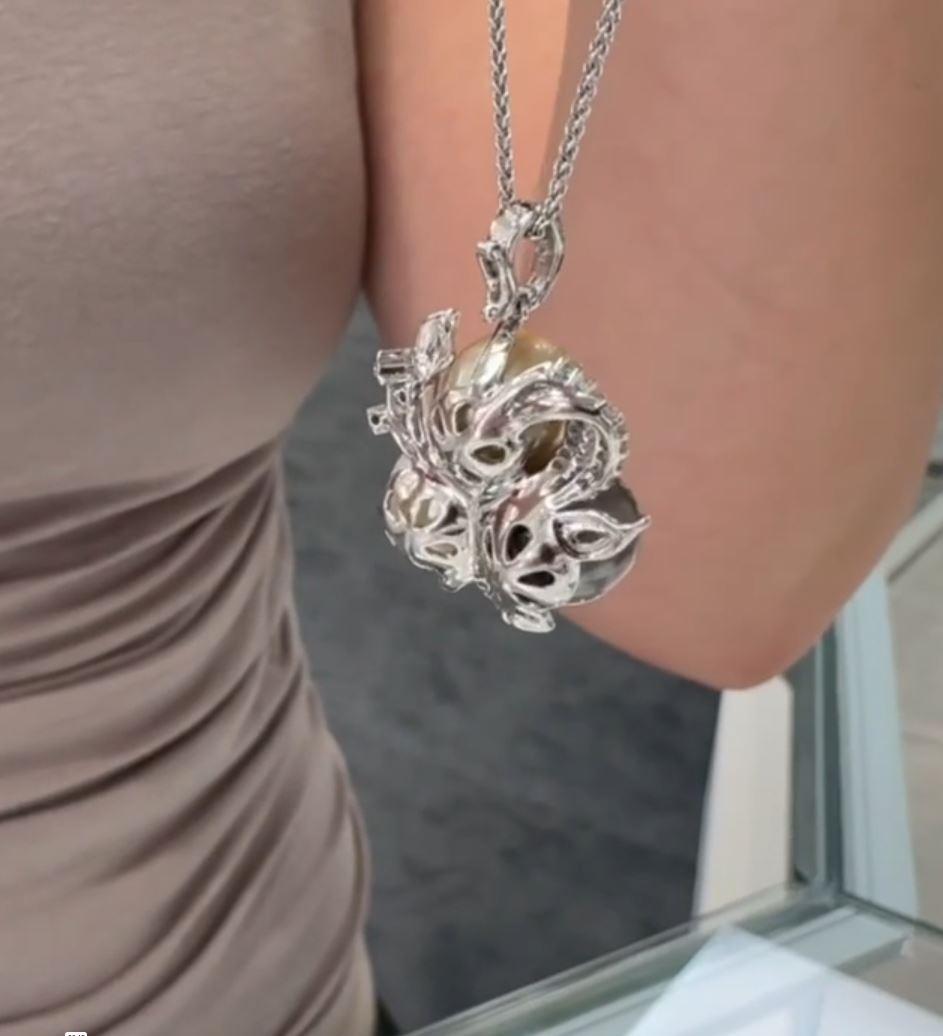 Contemporaneo Collana di perle tricolori in oro bianco in vendita
