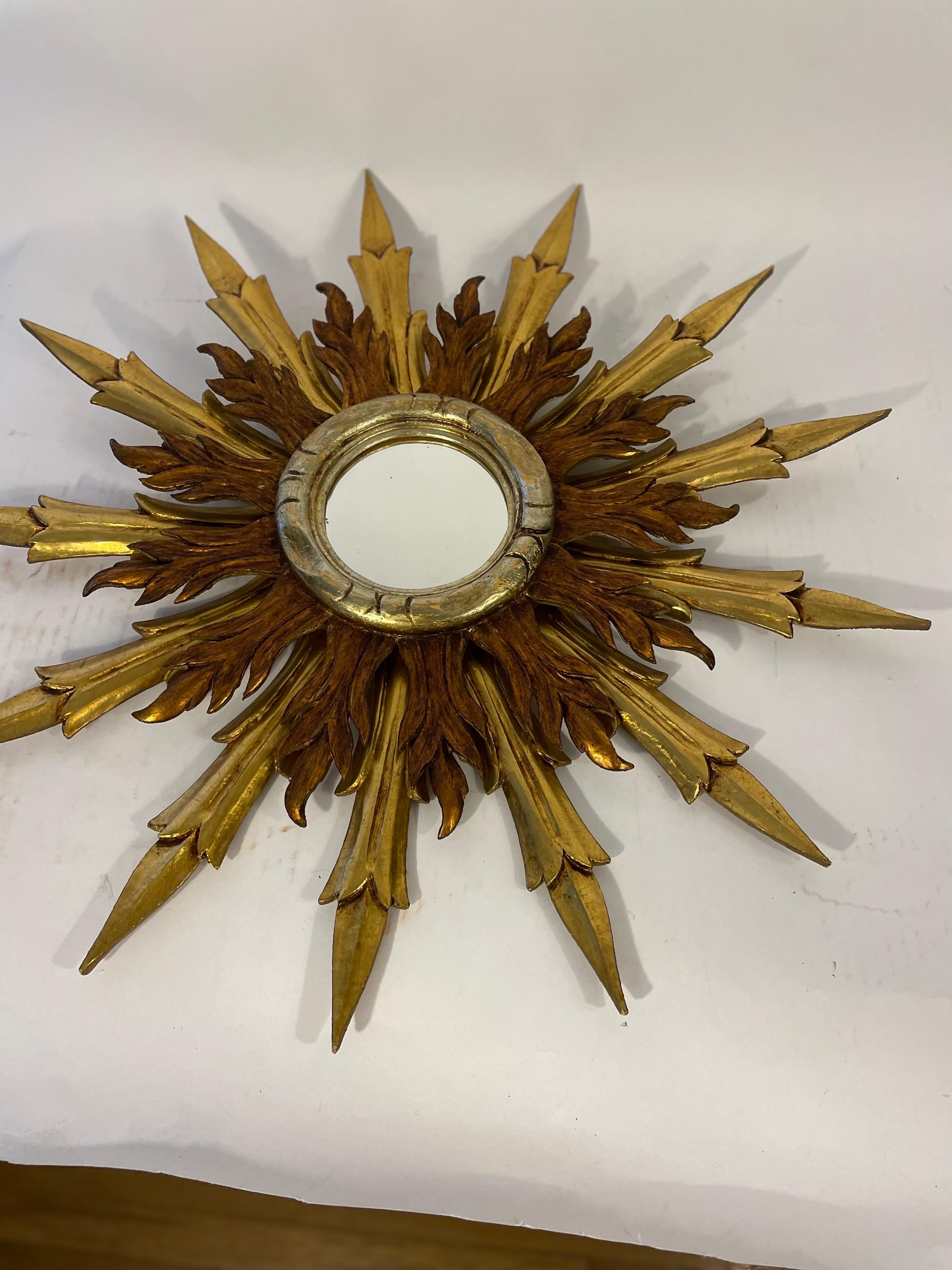 Ein dreifarbiger Starburst-Spiegel aus Holz aus Spanien