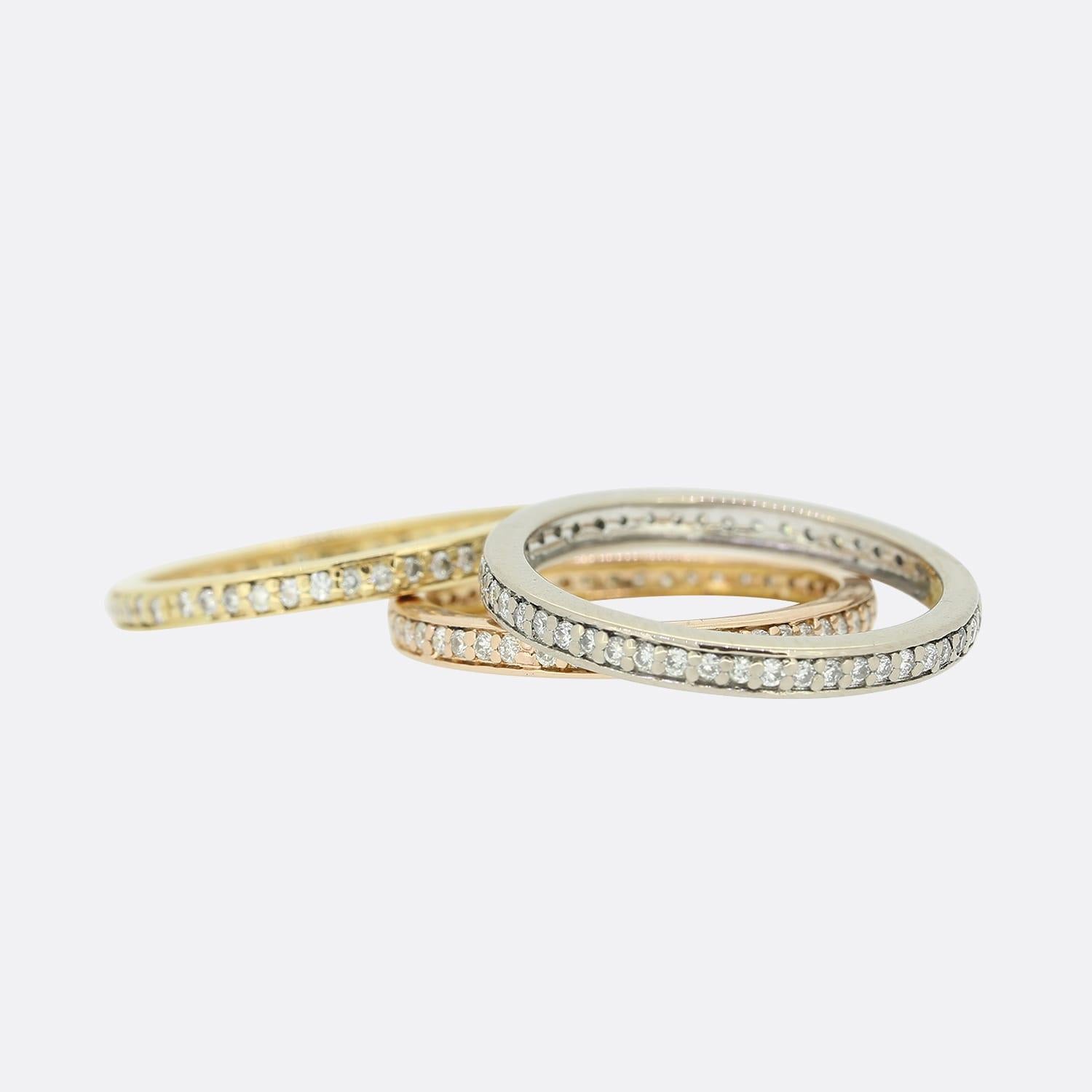Se trata de un conjunto de anillos de eternidad de diamantes. Cada anillo está engastado con un conjunto de diamantes redondos de talla brillante, uno en oro blanco de 18 ct, otro en oro rosa de 18 ct y el tercero en oro amarillo de 18 ct. 

Estado: