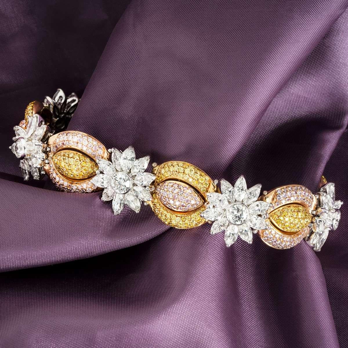 Taille Marquise Bracelet fantaisie en or tricolore avec diamants jaunes, roses naturelles et blancs en vente