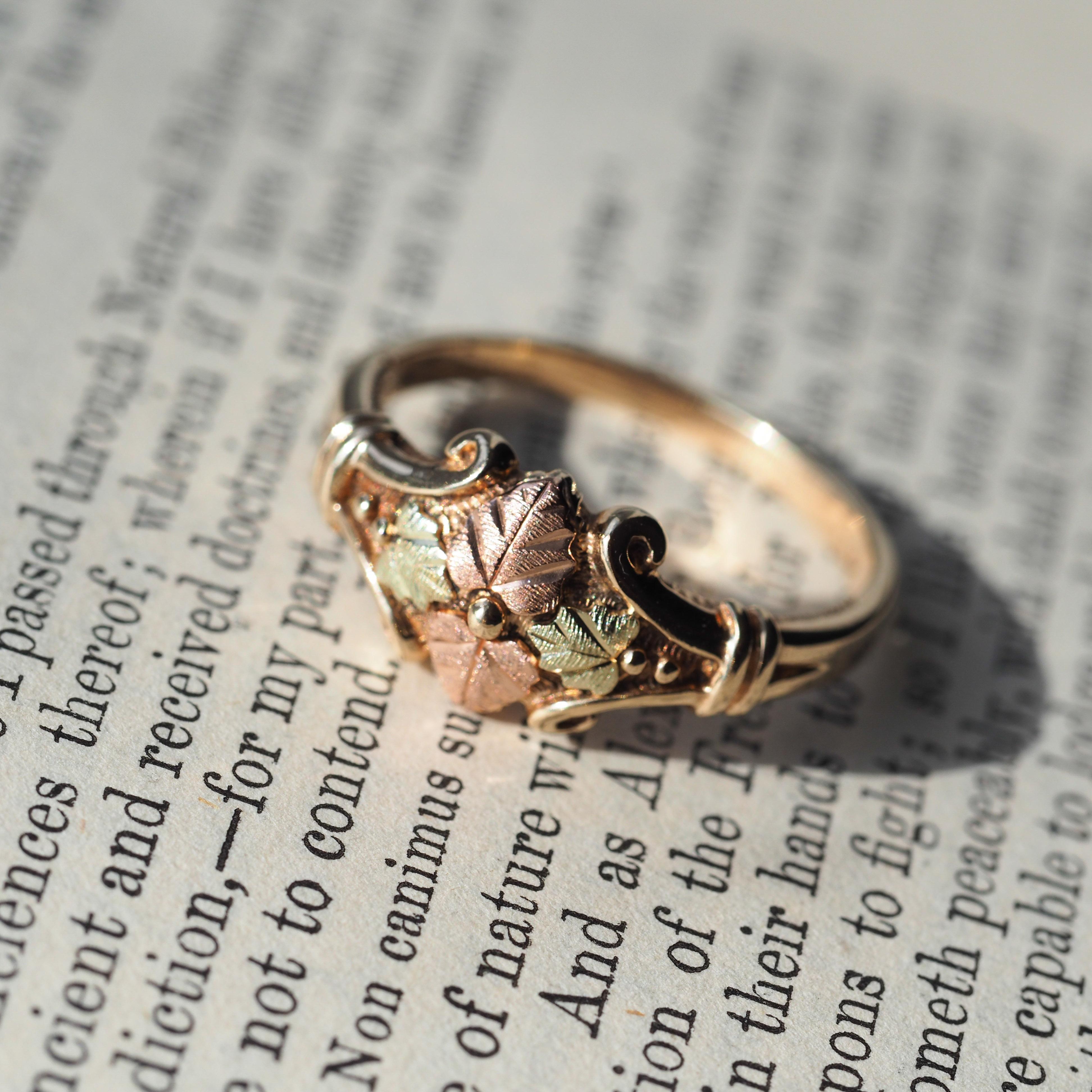 Tri-Colour Gold Ring with Foliate Motifs 9K Gold For Sale 14