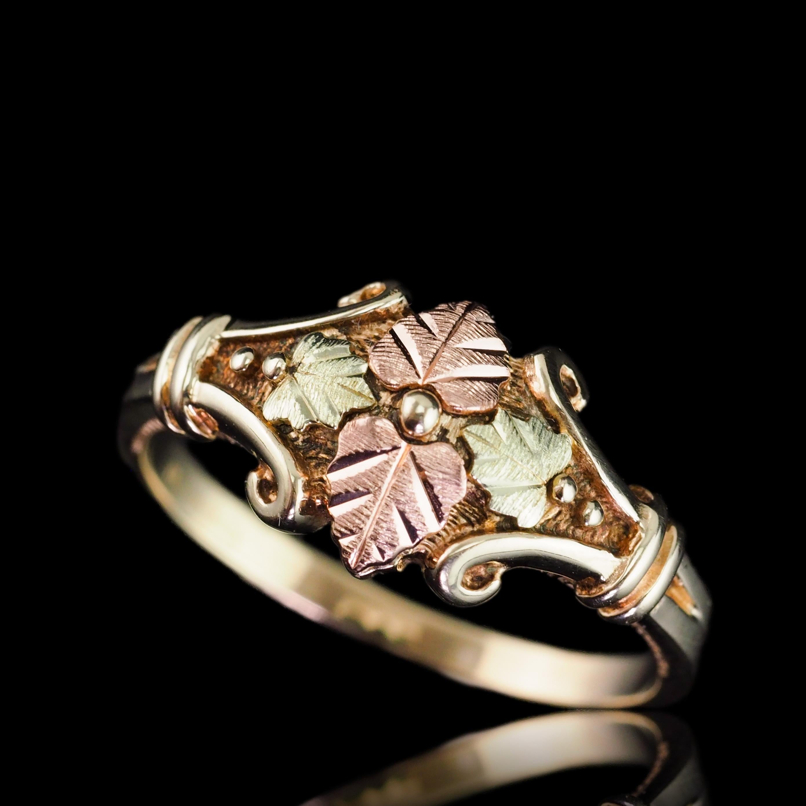 Tri-Colour Gold Ring with Foliate Motifs 9K Gold For Sale 1