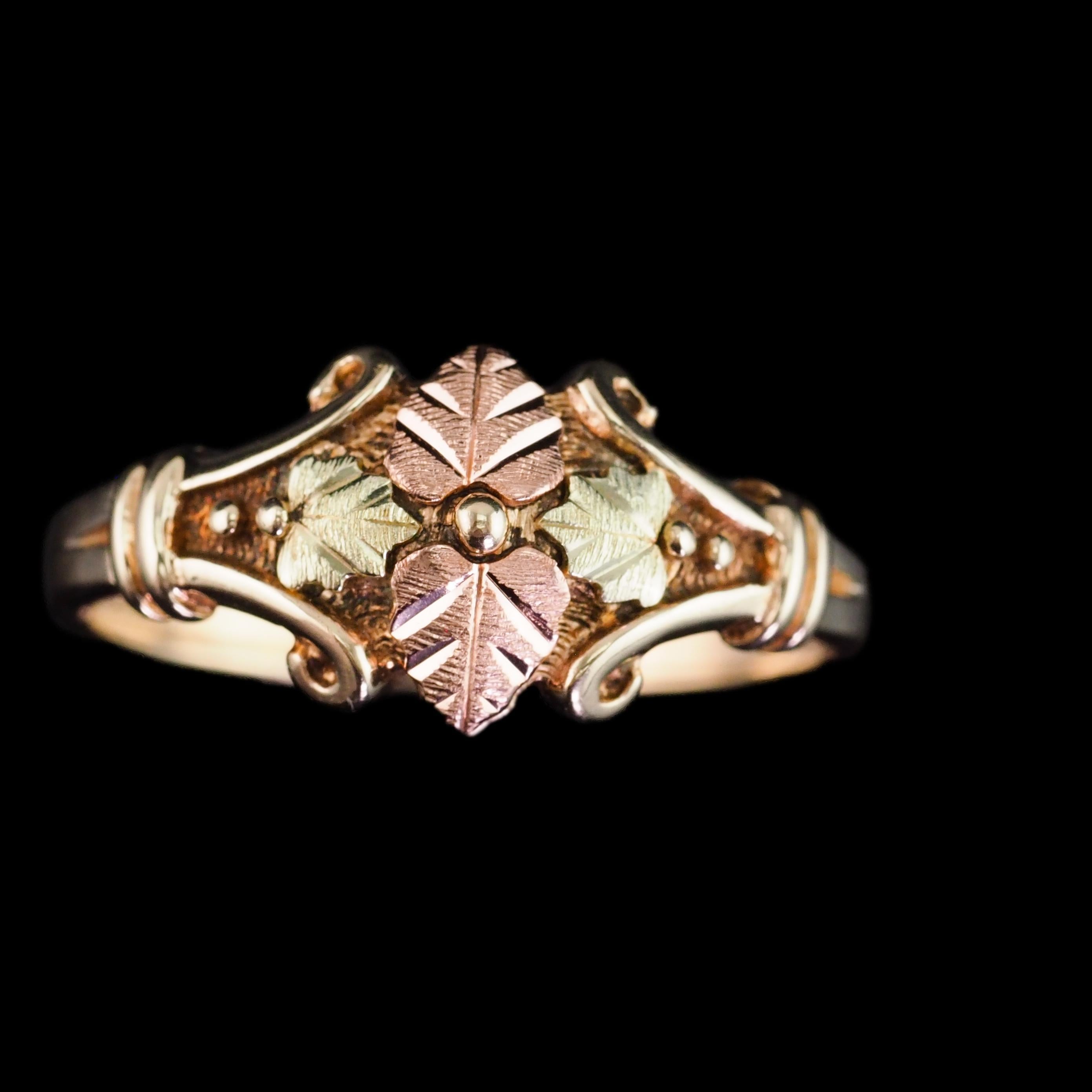 Tri-Colour Gold Ring with Foliate Motifs 9K Gold For Sale 3