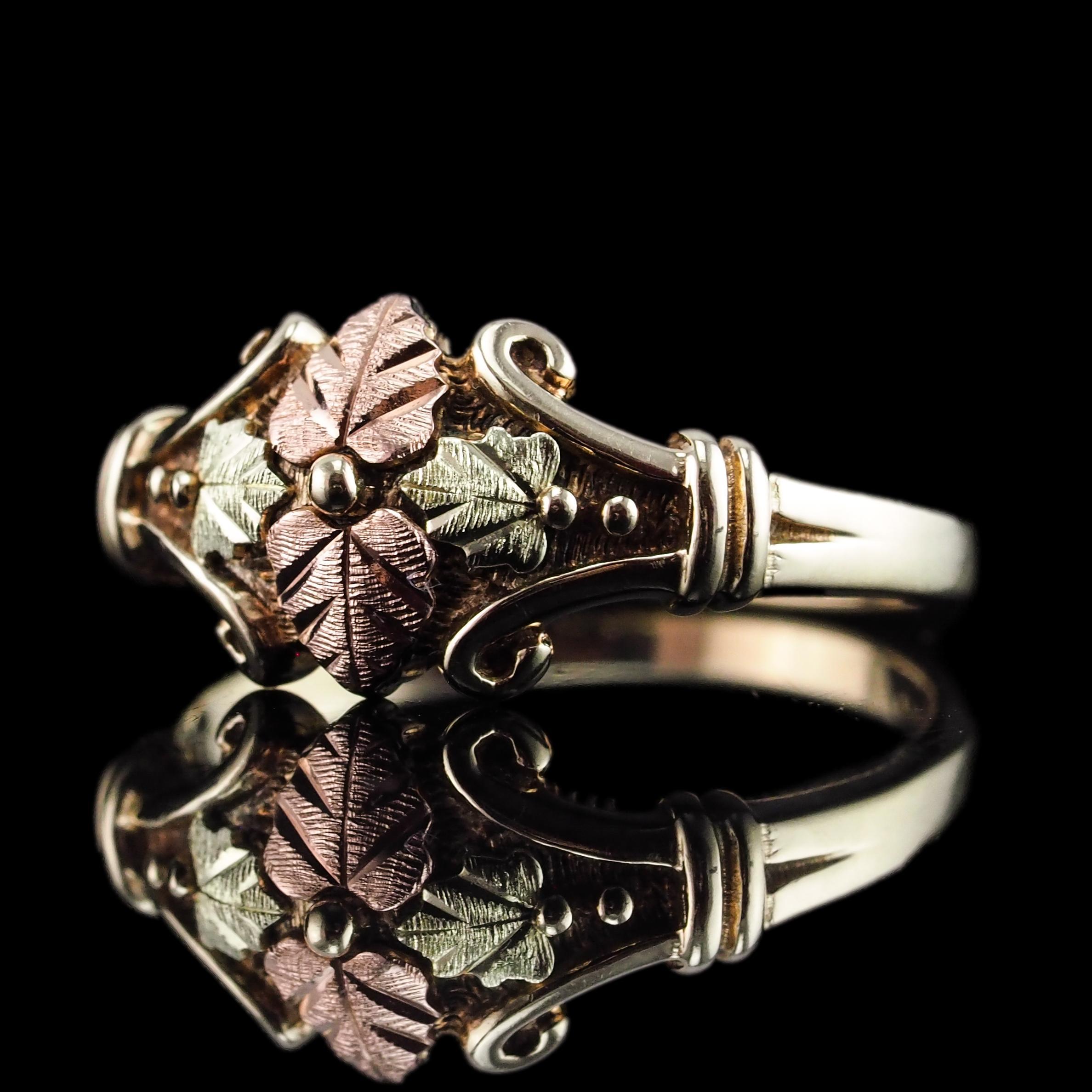 Tri-Colour Gold Ring with Foliate Motifs 9K Gold For Sale 4