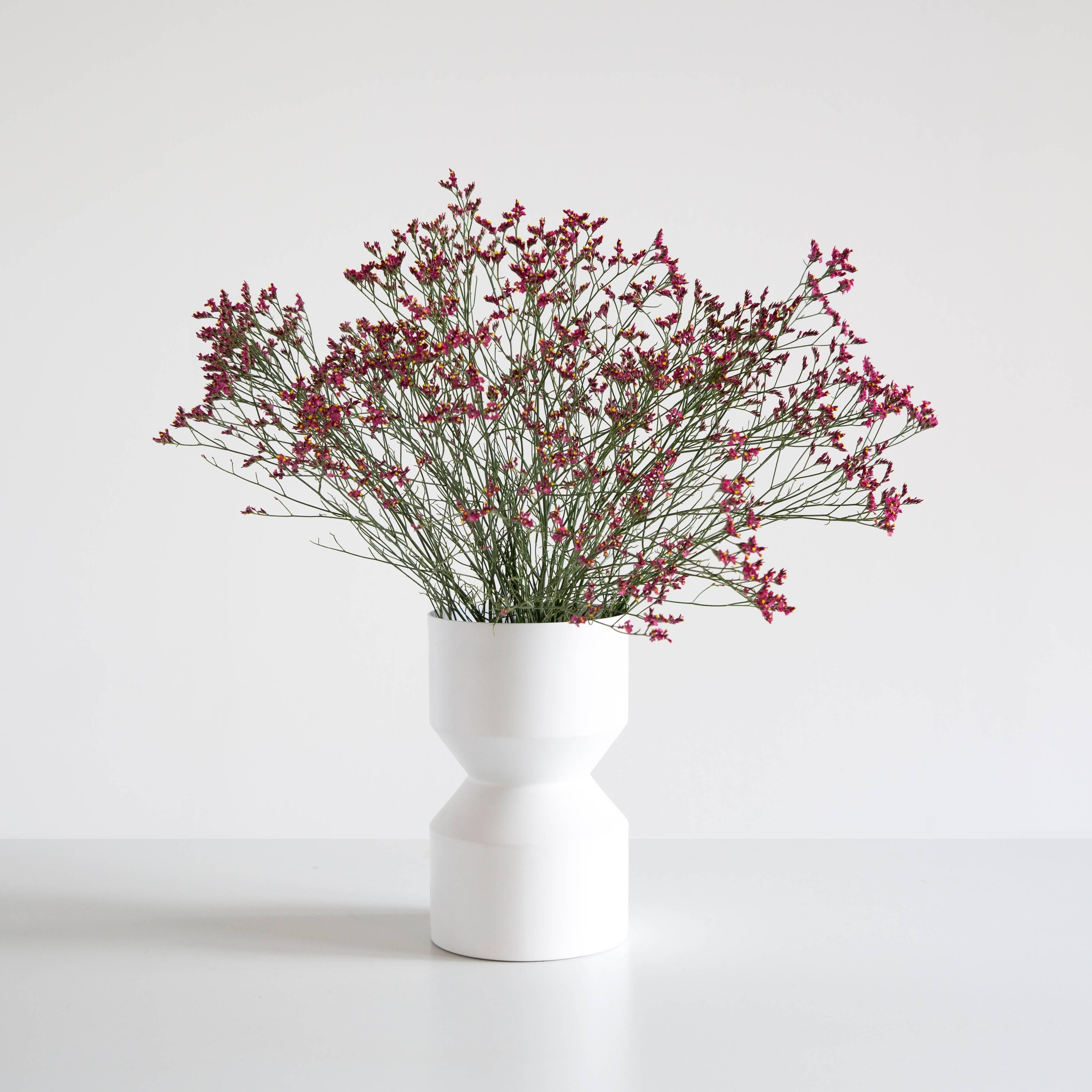 Tri-Cut Aluminium Vase in White (Minimalistisch) im Angebot
