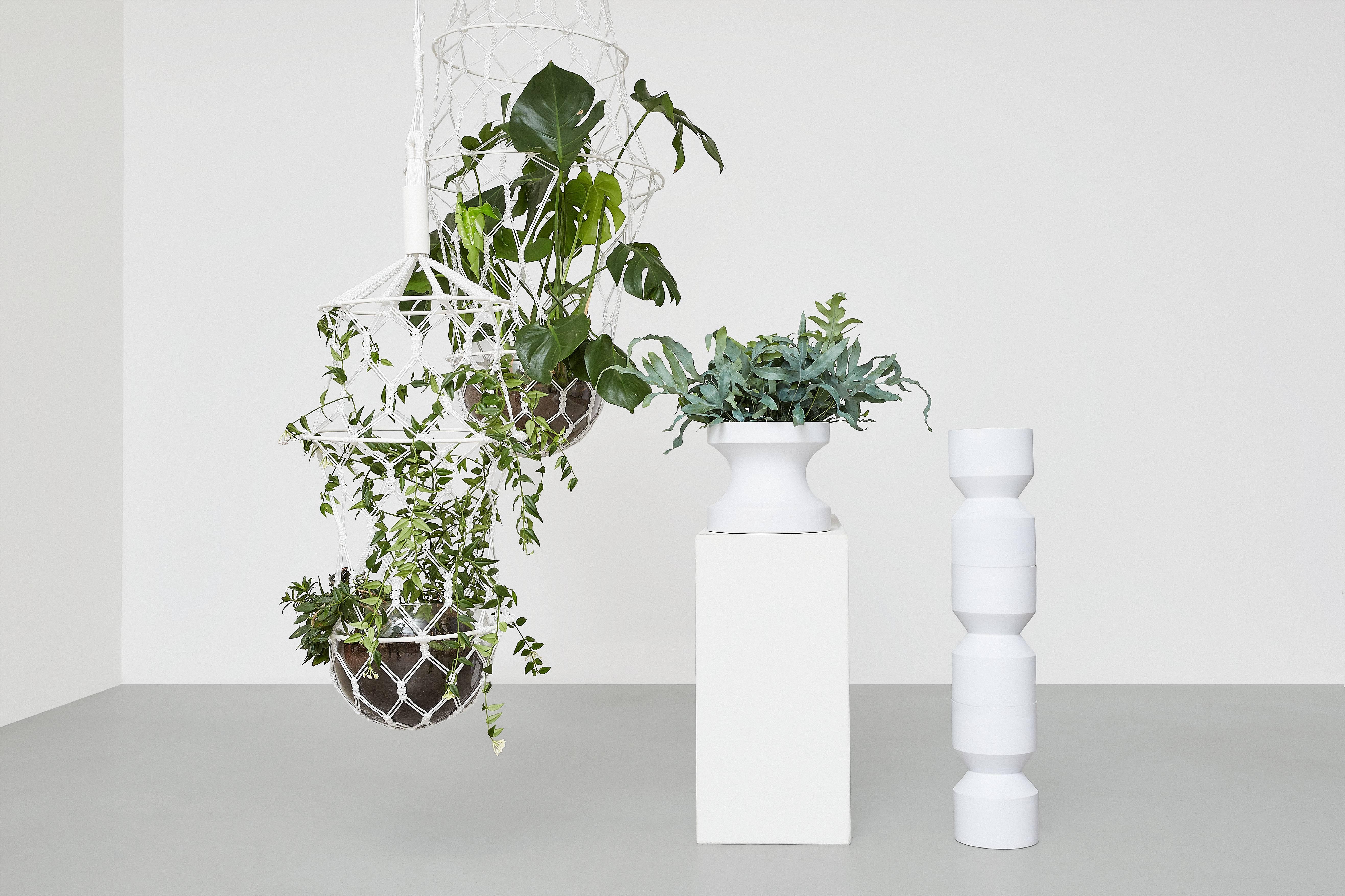 Tri-Cut Aluminium Vase in White (Deutsch) im Angebot