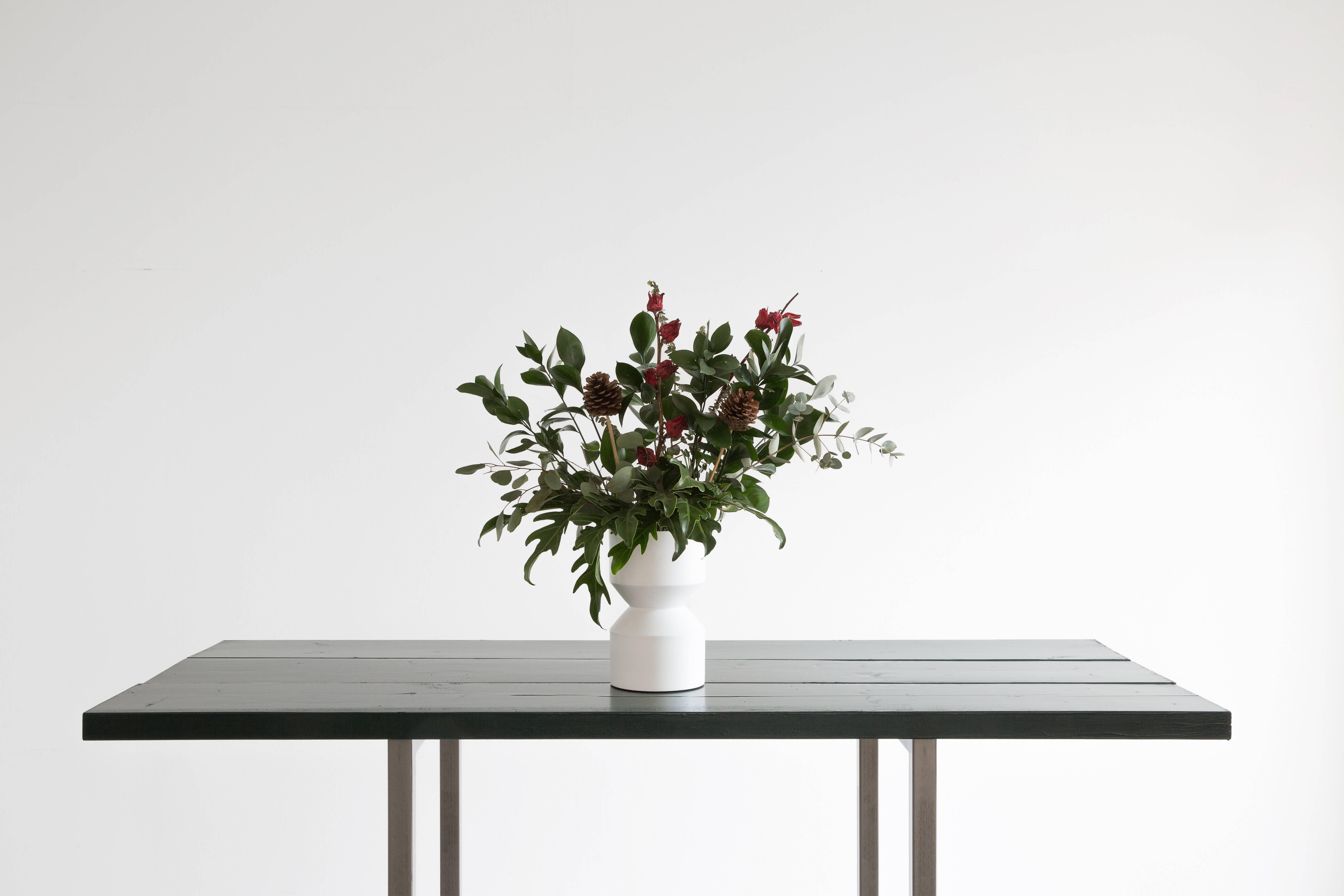 Tri-Cut Aluminium Vase in White (Pulverbeschichtet) im Angebot