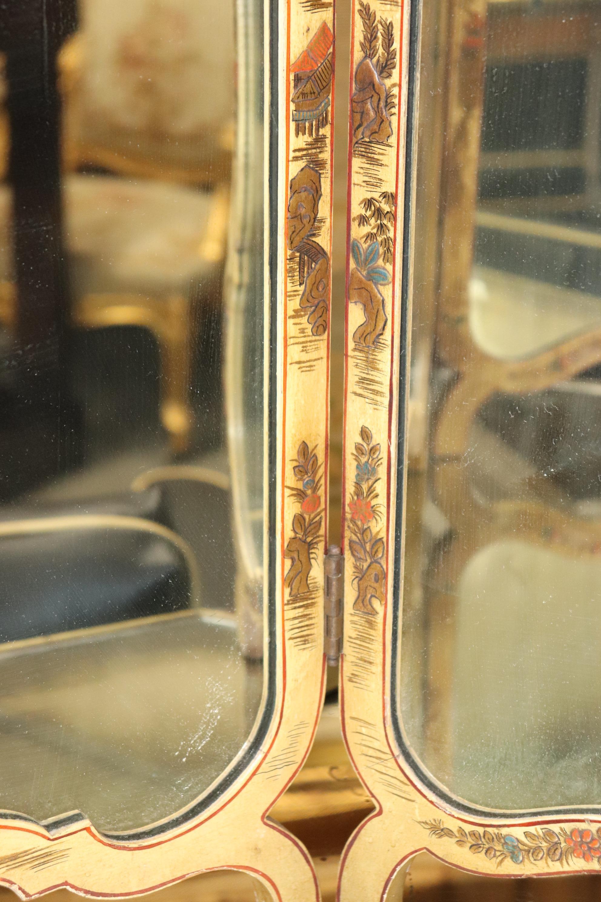 Tri-Fold Chinoiserie Paint Decorated Folding Vanity or Wall Mirror In Good Condition In Swedesboro, NJ