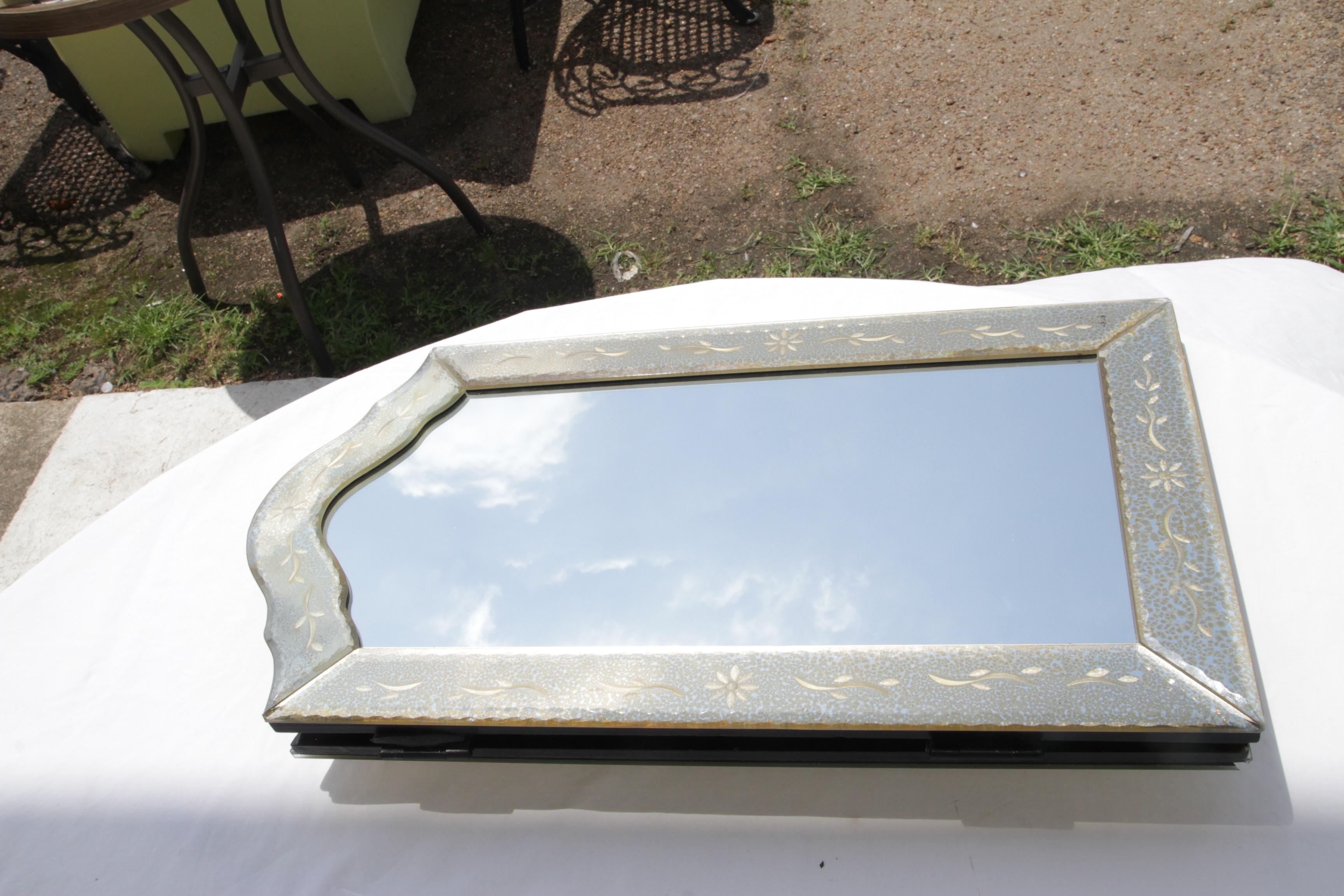 Tri Fold Mirror In Excellent Condition For Sale In Pasadena, TX