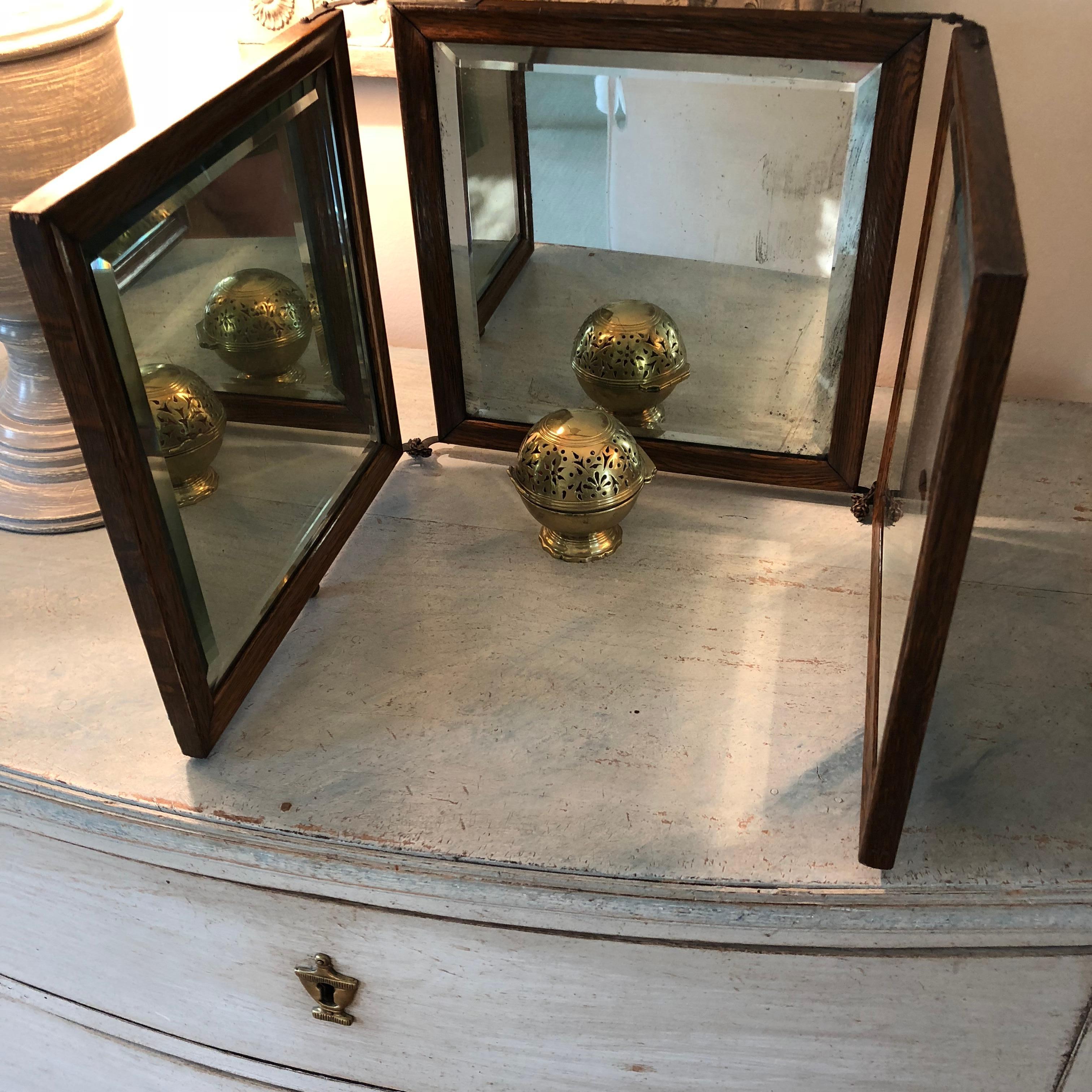 Miroir de coiffeuse ou de commode de voyage à trois volets avec verre biseauté en vente 1