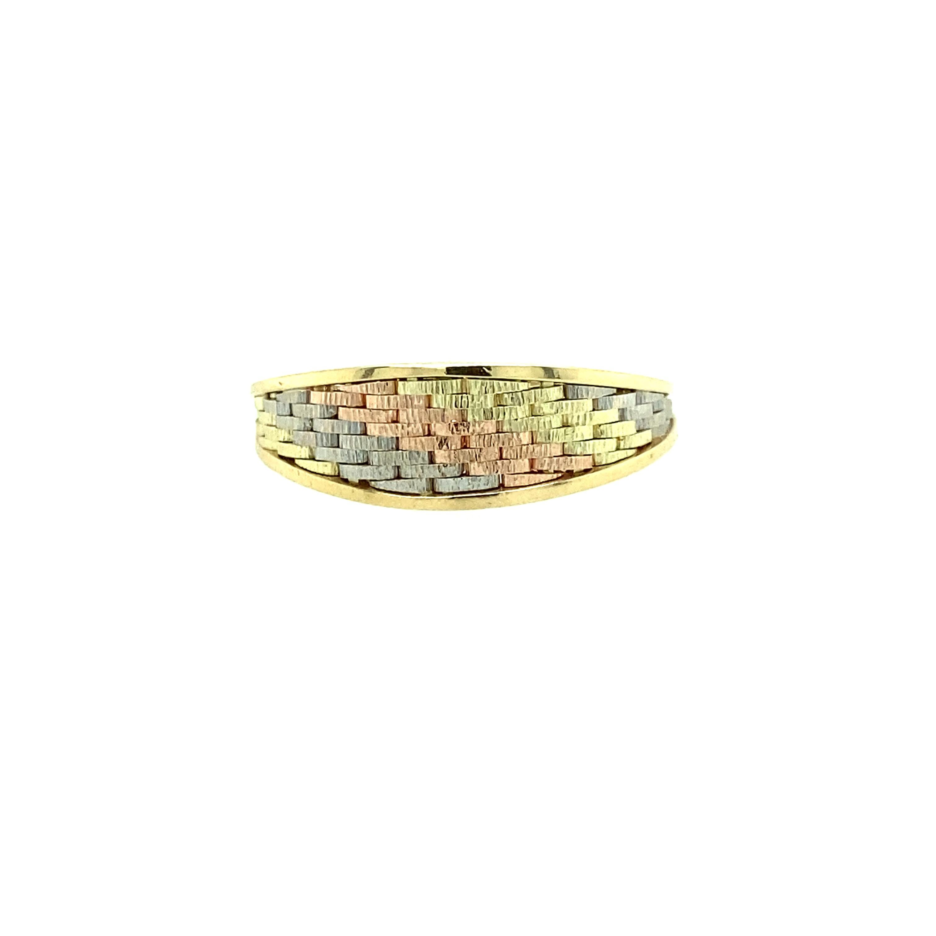 Ein Maschenring aus 14 Karat Gelb-:: Weiß- und Roségold (gestempelt 14K ITALY):: der an der Spitze des Rings 6::69 mm misst und sich an der Basis auf 2::02 mm verjüngt.  Der Ring hat die Fingergröße 7::25.