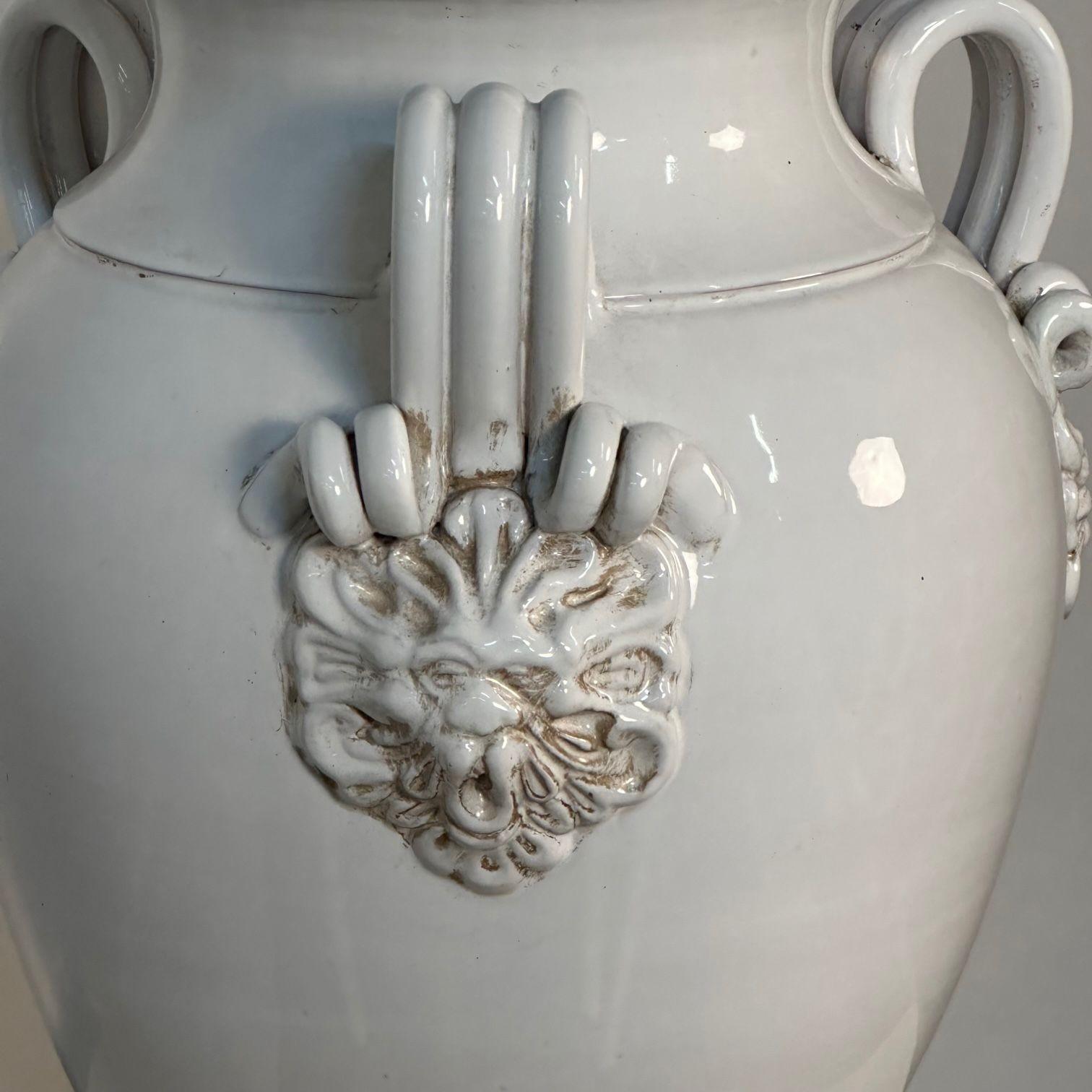 Grand pichet / vase / poterie en céramique blanche à trois anses en vente 3