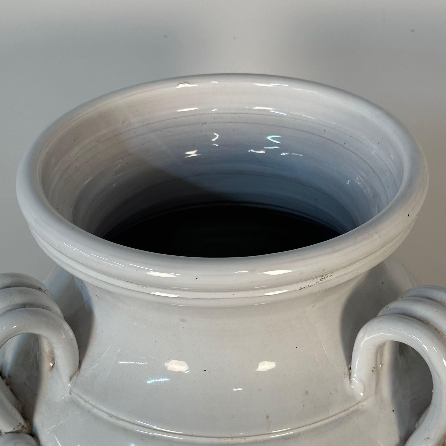 Grand pichet / vase / poterie en céramique blanche à trois anses en vente 4