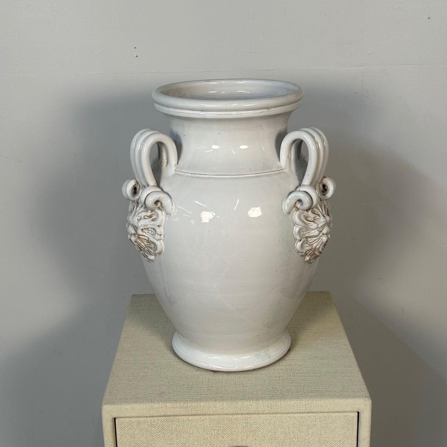 Großer weißer Keramikkrug / Vase / Töpferei mit drei Griffen (Gustavianisch) im Angebot