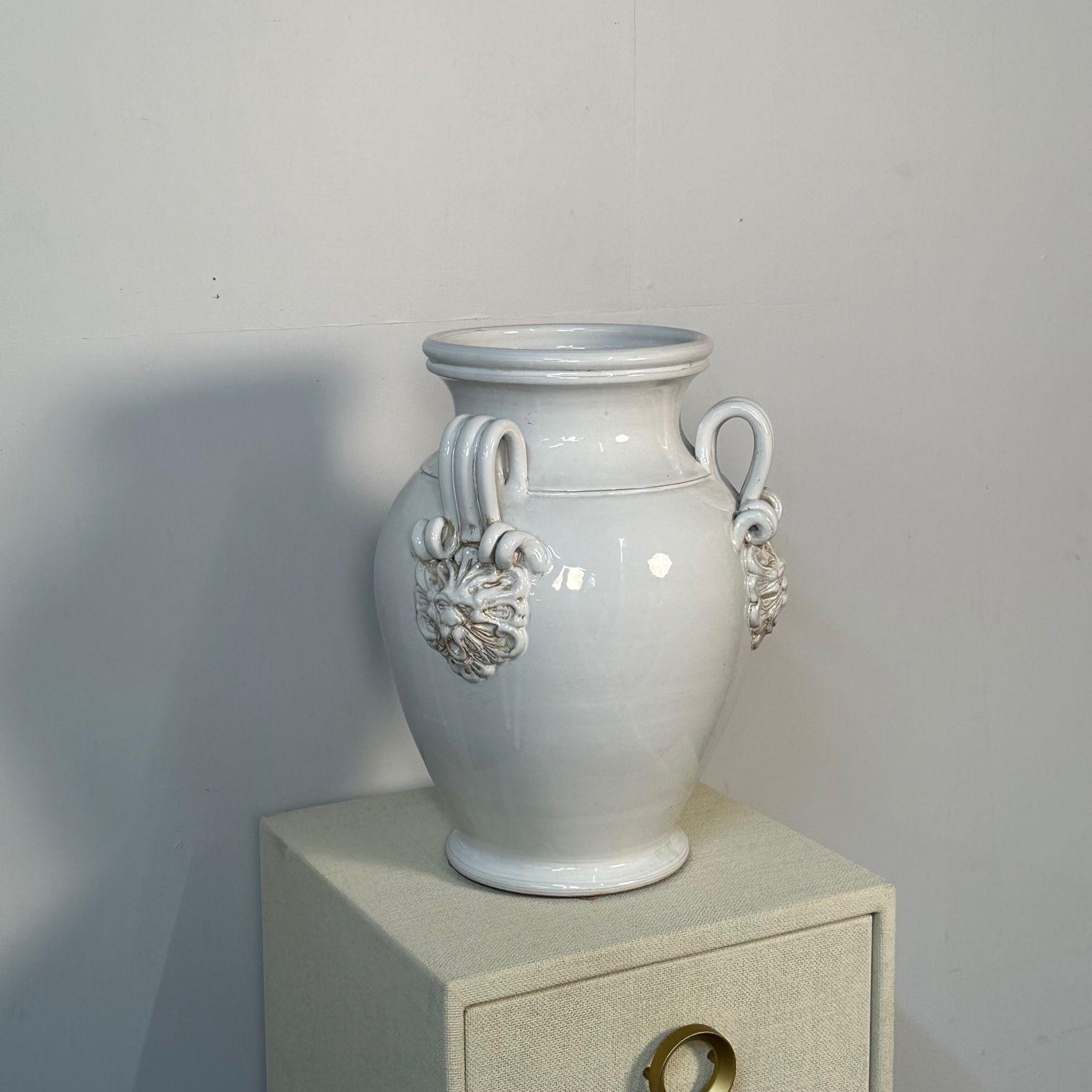 Großer weißer Keramikkrug / Vase / Töpferei mit drei Griffen (amerikanisch) im Angebot