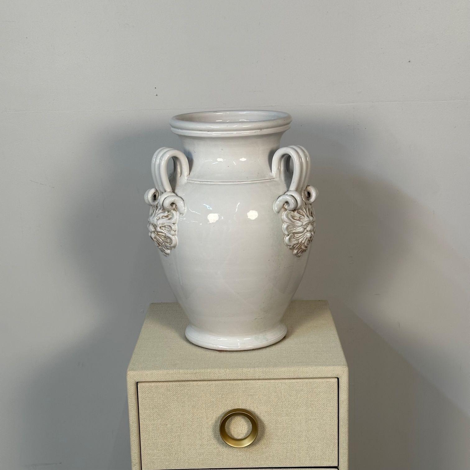 Grand pichet / vase / poterie en céramique blanche à trois anses Bon état - En vente à Stamford, CT