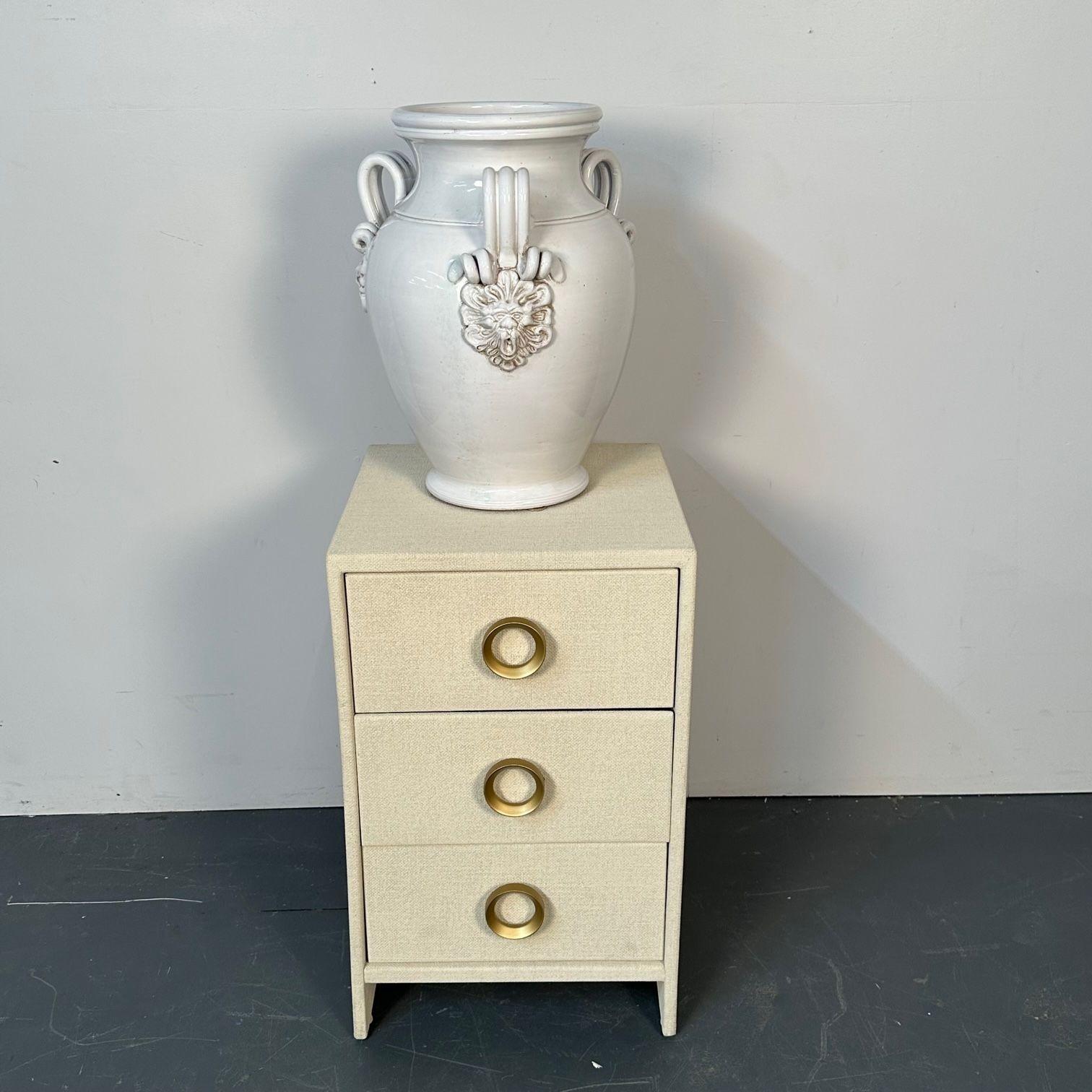 XXIe siècle et contemporain Grand pichet / vase / poterie en céramique blanche à trois anses en vente