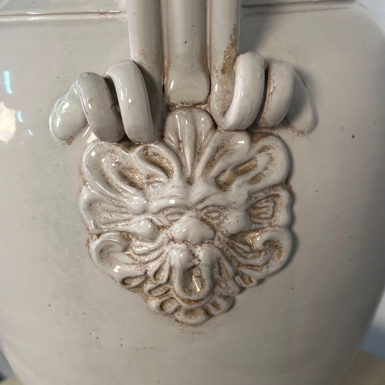 Grand pichet / vase / poterie en céramique blanche à trois anses en vente 1