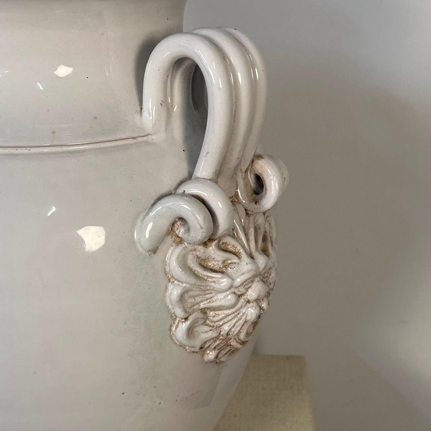 Grand pichet / vase / poterie en céramique blanche à trois anses en vente 2