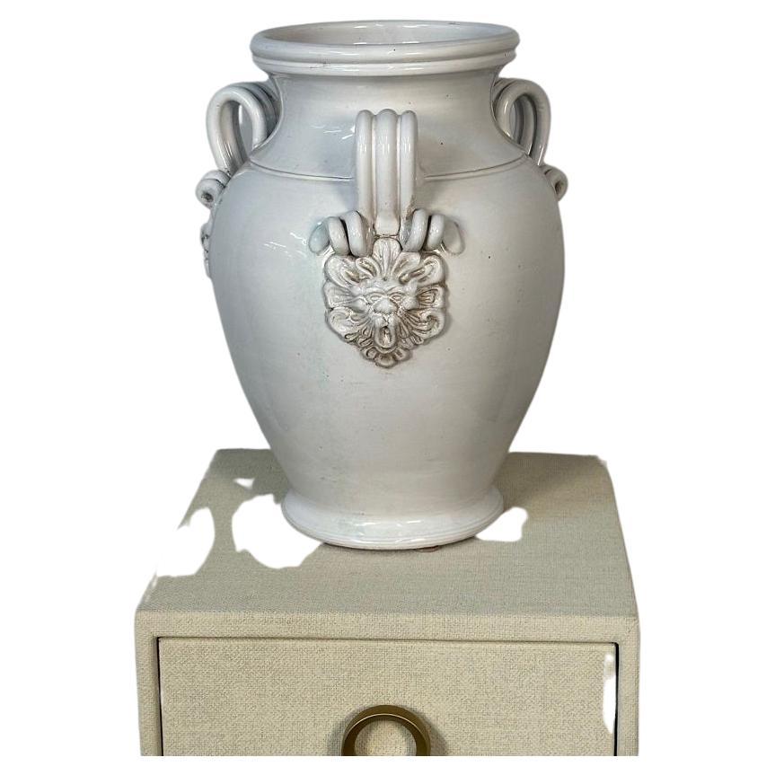 Großer weißer Keramikkrug / Vase / Töpferei mit drei Griffen
Eine große und beeindruckende dekorative glasierte Keramikkanne oder Vase mit zwei Henkeln, die Büsten mit Löwenmähnen darstellen. 
 
20 H x  15 DIAS 
 
hxa
