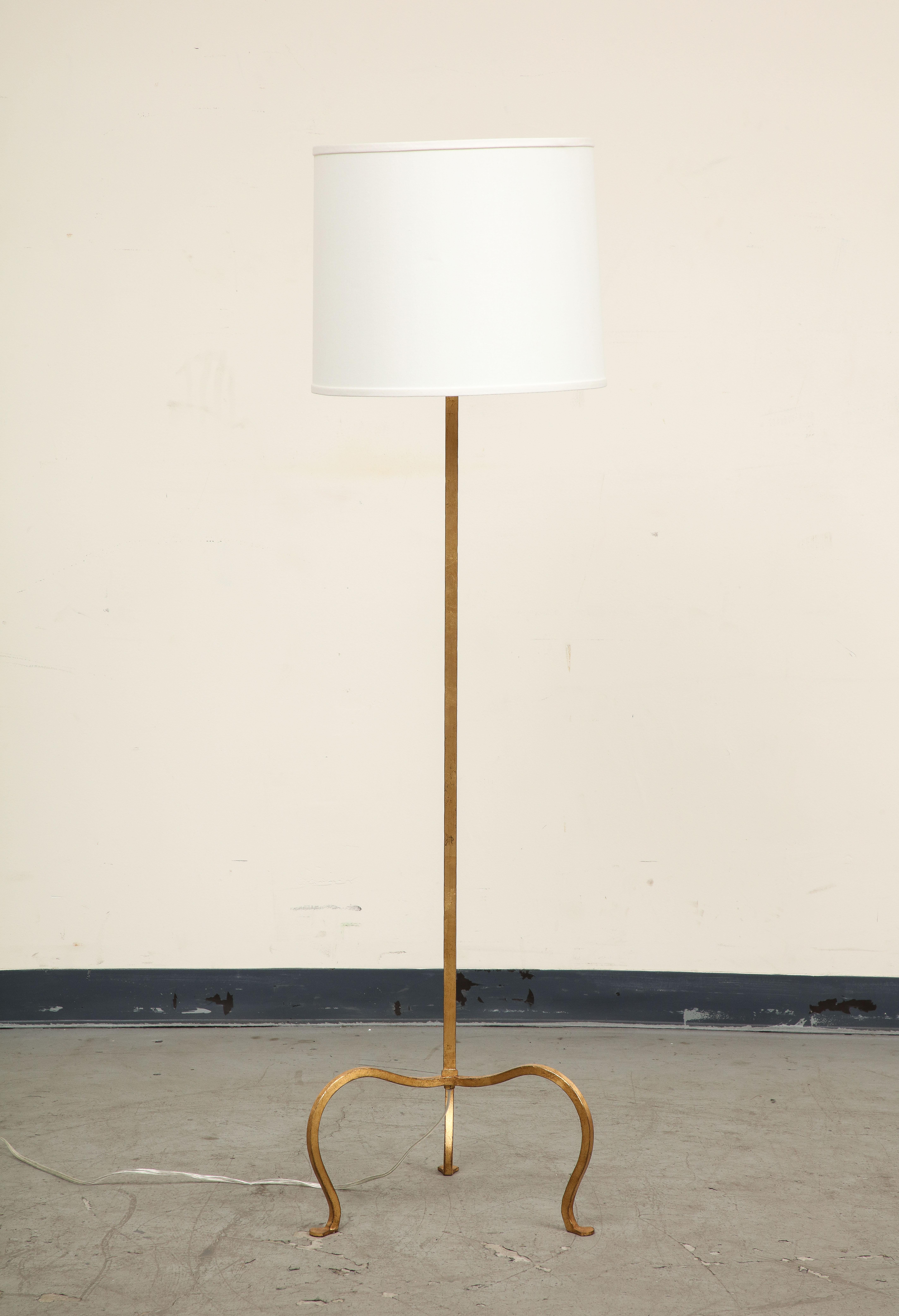 Mid-Century Modern Tri-Leg Floor Lamp in Gilded Iron For Sale