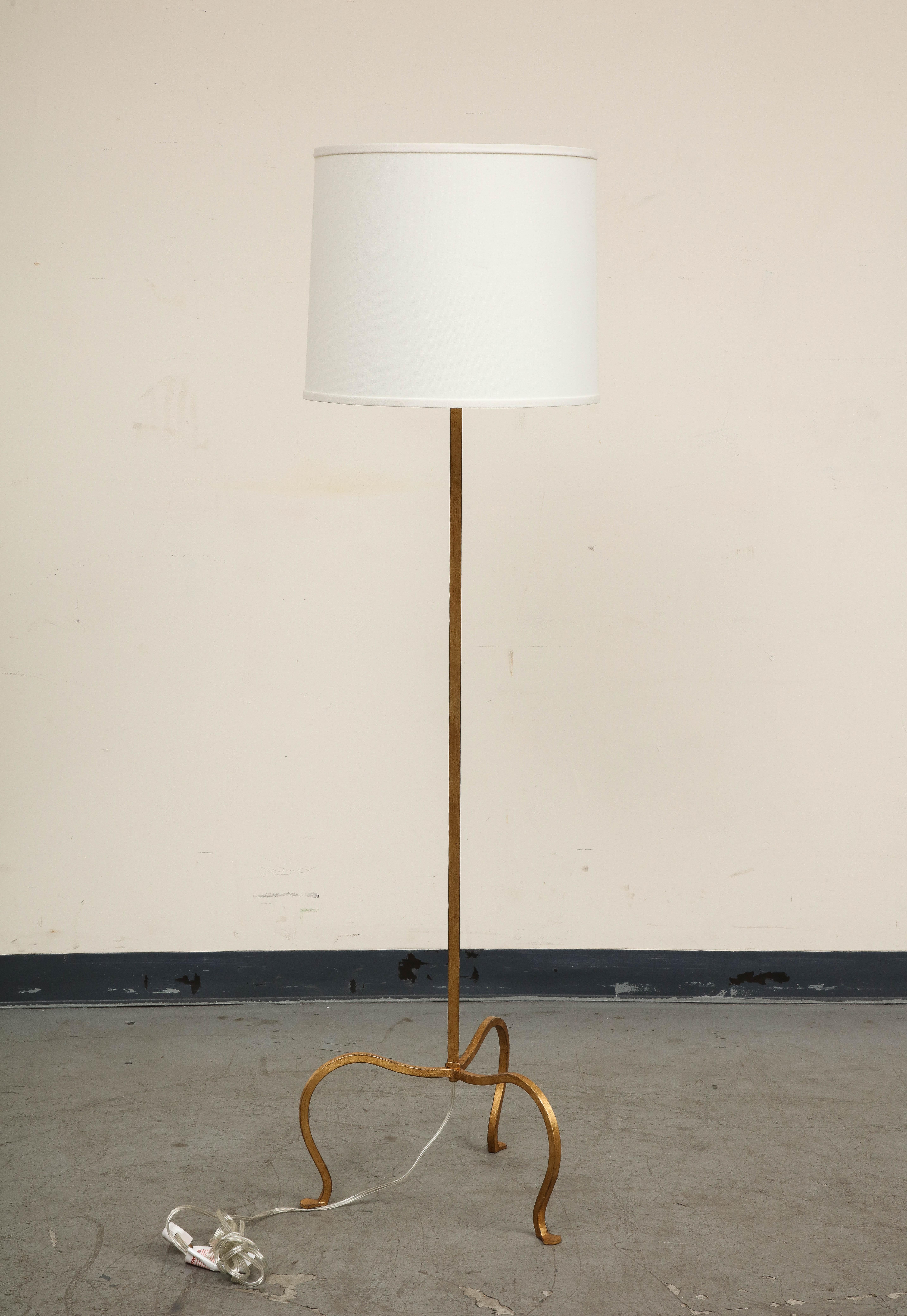 Stehlampe mit drei Beinen aus vergoldetem Eisen (amerikanisch) im Angebot