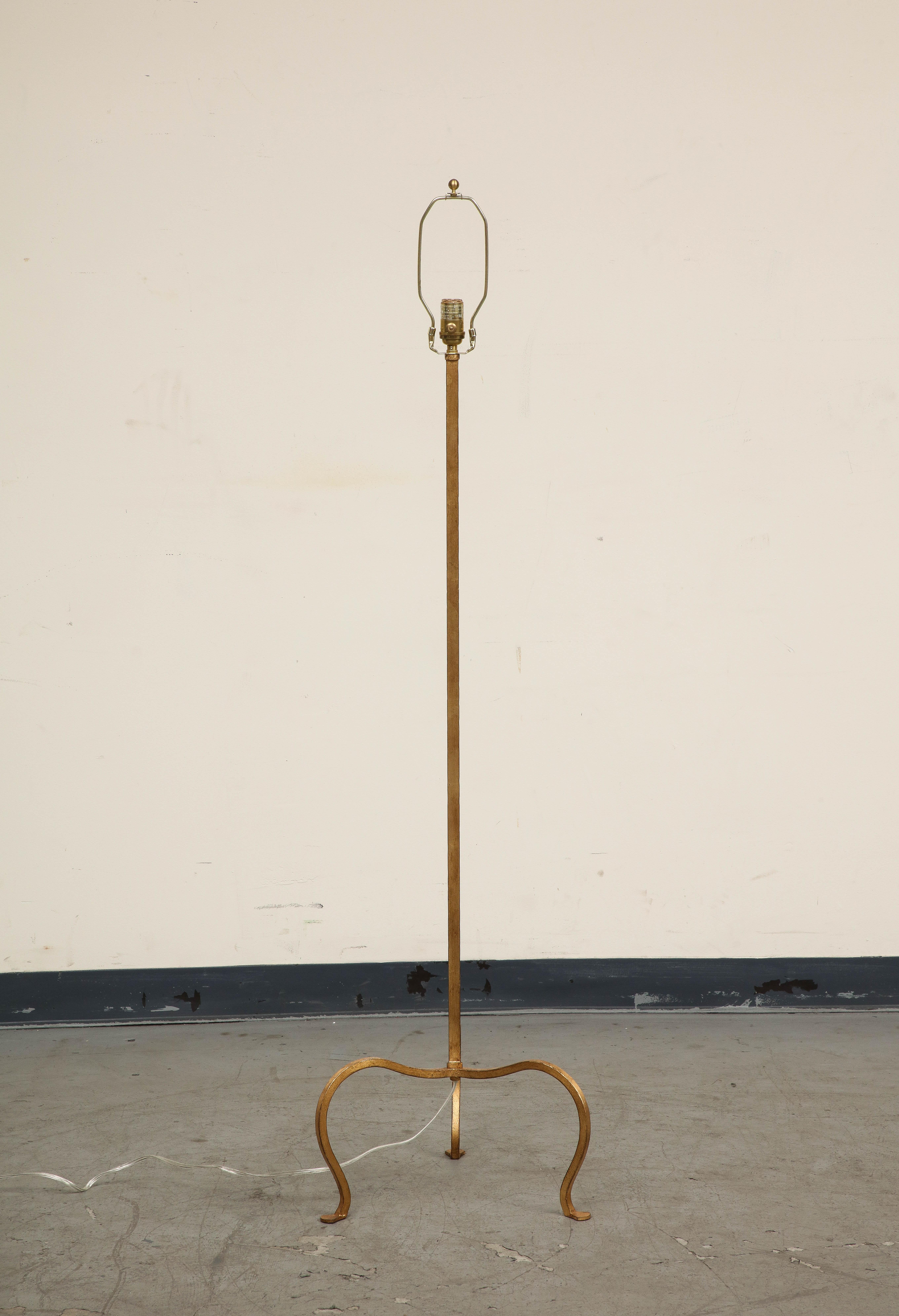 Stehlampe mit drei Beinen aus vergoldetem Eisen im Zustand „Hervorragend“ im Angebot in Chicago, IL