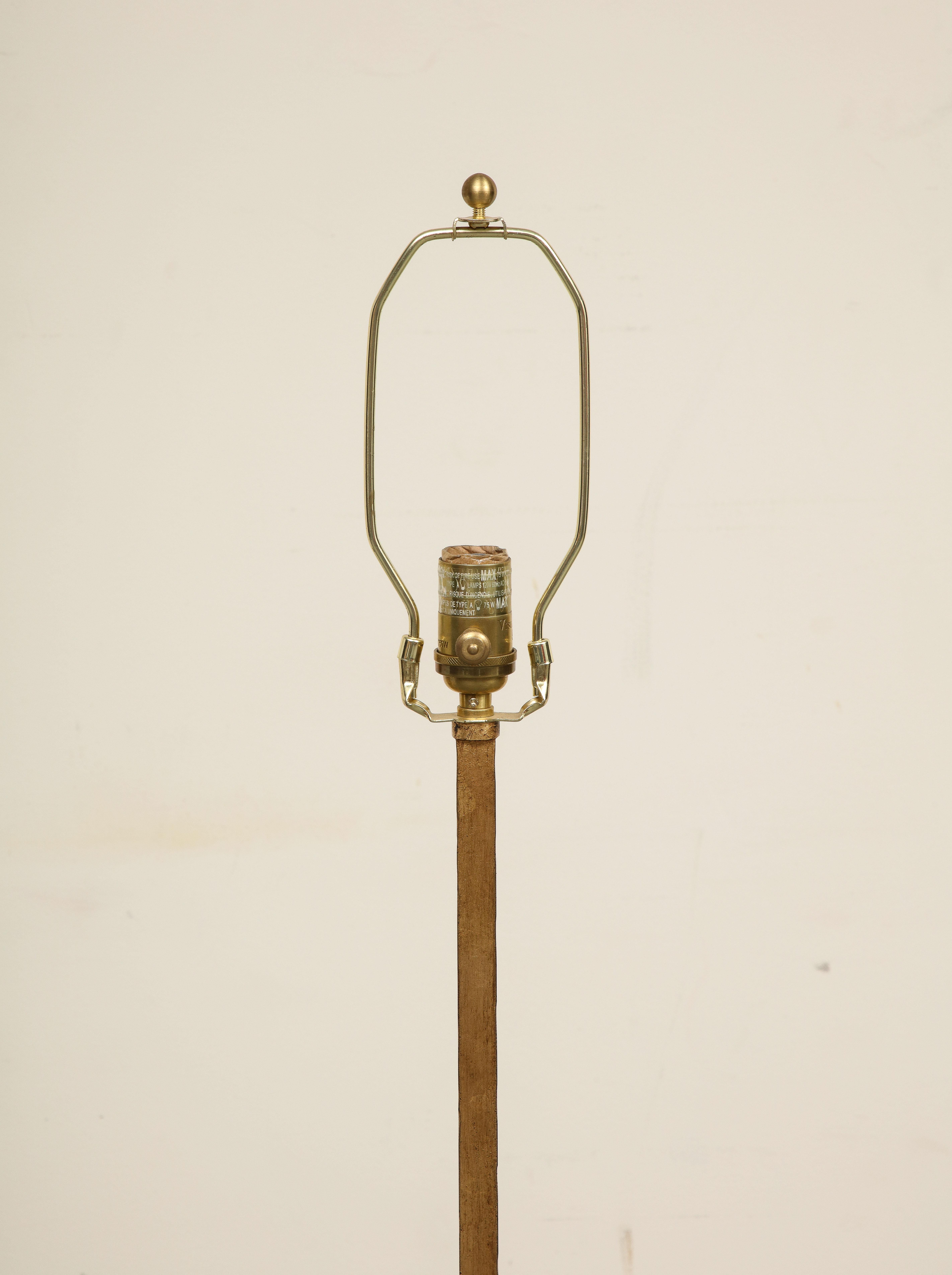 Stehlampe mit drei Beinen aus vergoldetem Eisen im Angebot 2