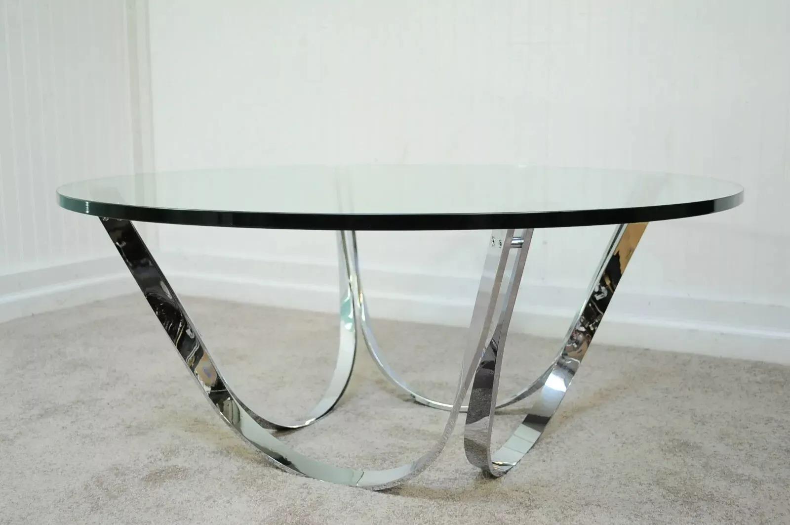 Table basse ronde vintage en acier chromé Tri-Mark d'après Roger Sprunger pour Dunbar. L'article se caractérise par une lourde structure en acier chromé, une forme sculpturale et un plateau en verre épais. La base peut être utilisée retournée vers