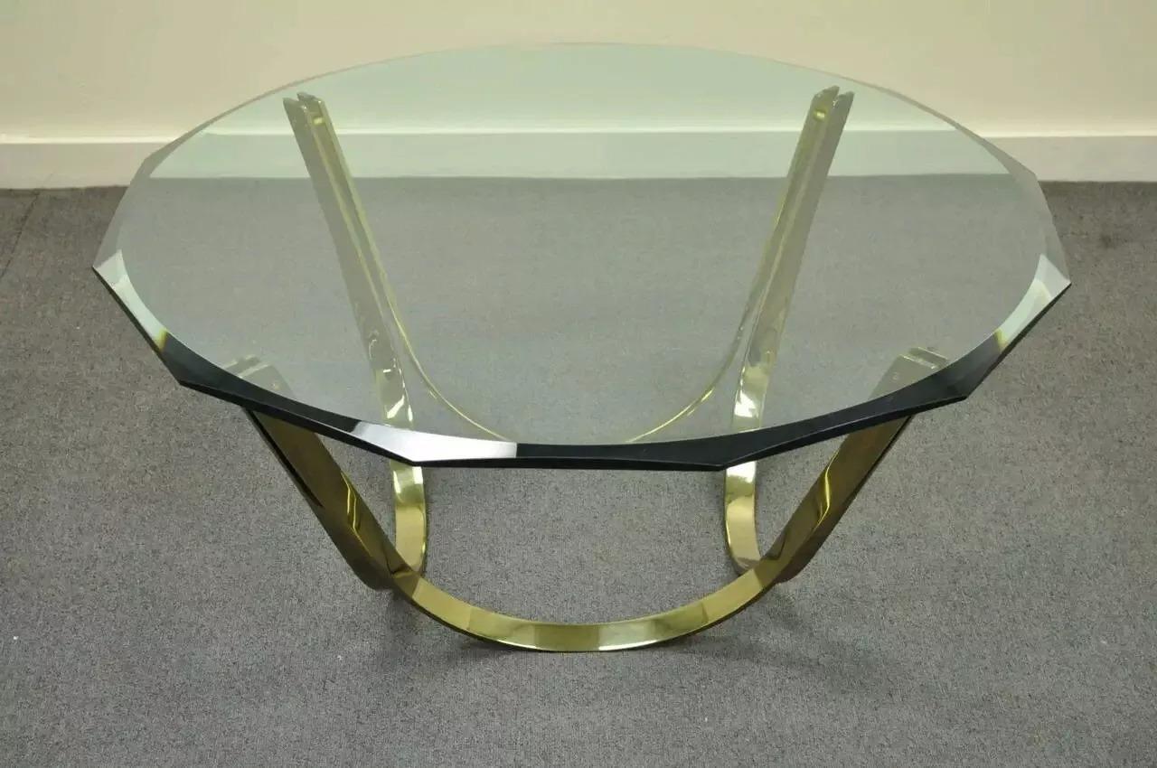 Table basse vintage en forme d'arche en acier plaqué laiton avec plateau en verre biseauté à facettes, d'après Roger Sprunger pour Dunbar, dans le style moderne du milieu du siècle dernier. Circa Late 20th Century. Dimensions : 17.75