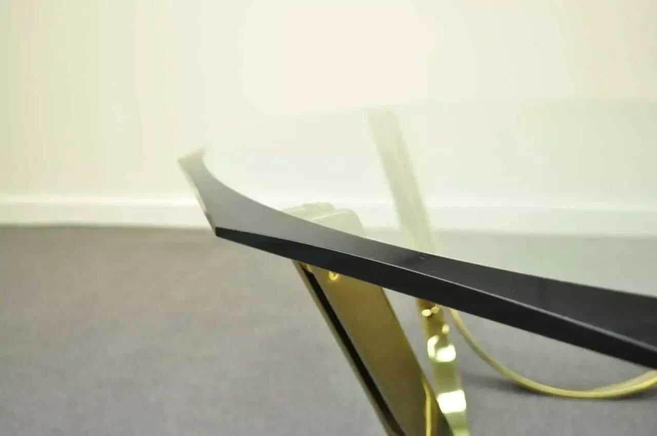 20ième siècle Table basse arquée en verre et acier plaqué laiton Tri-Mark Mid Century Modern en vente