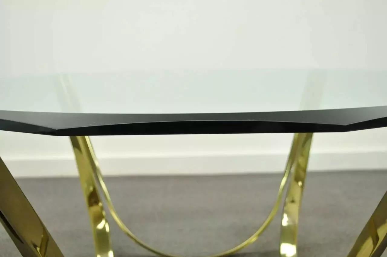 Laiton Table basse arquée en verre et acier plaqué laiton Tri-Mark Mid Century Modern en vente